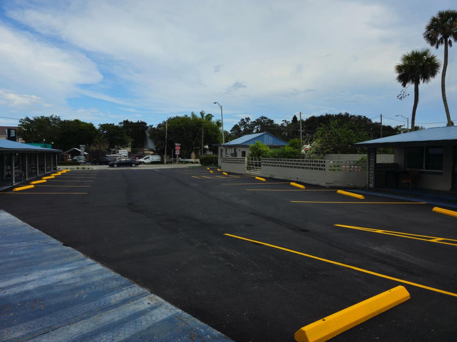 Three Oaks Motel - Titusville photo 2