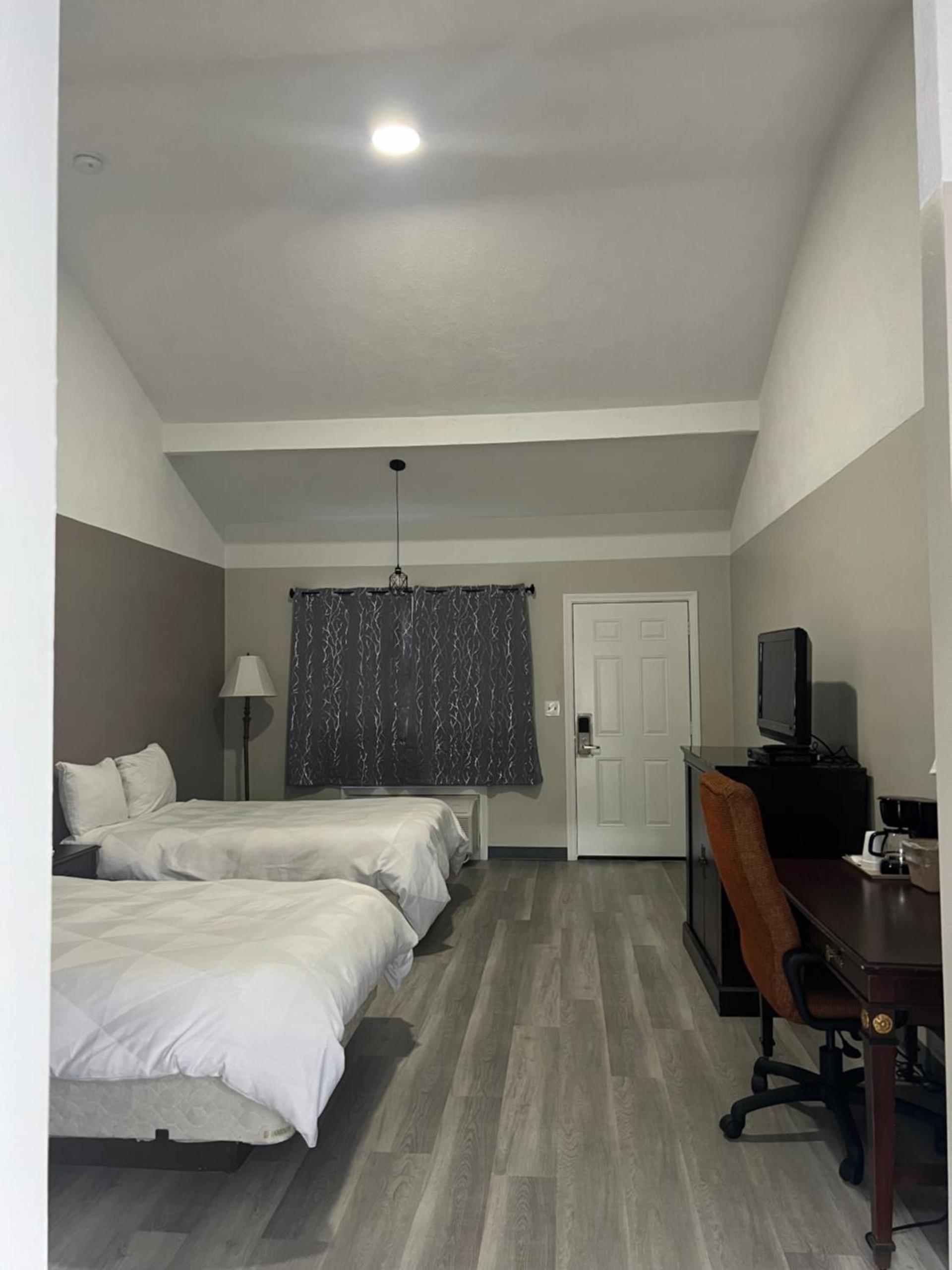 Captain's Lodge Motel photo 11