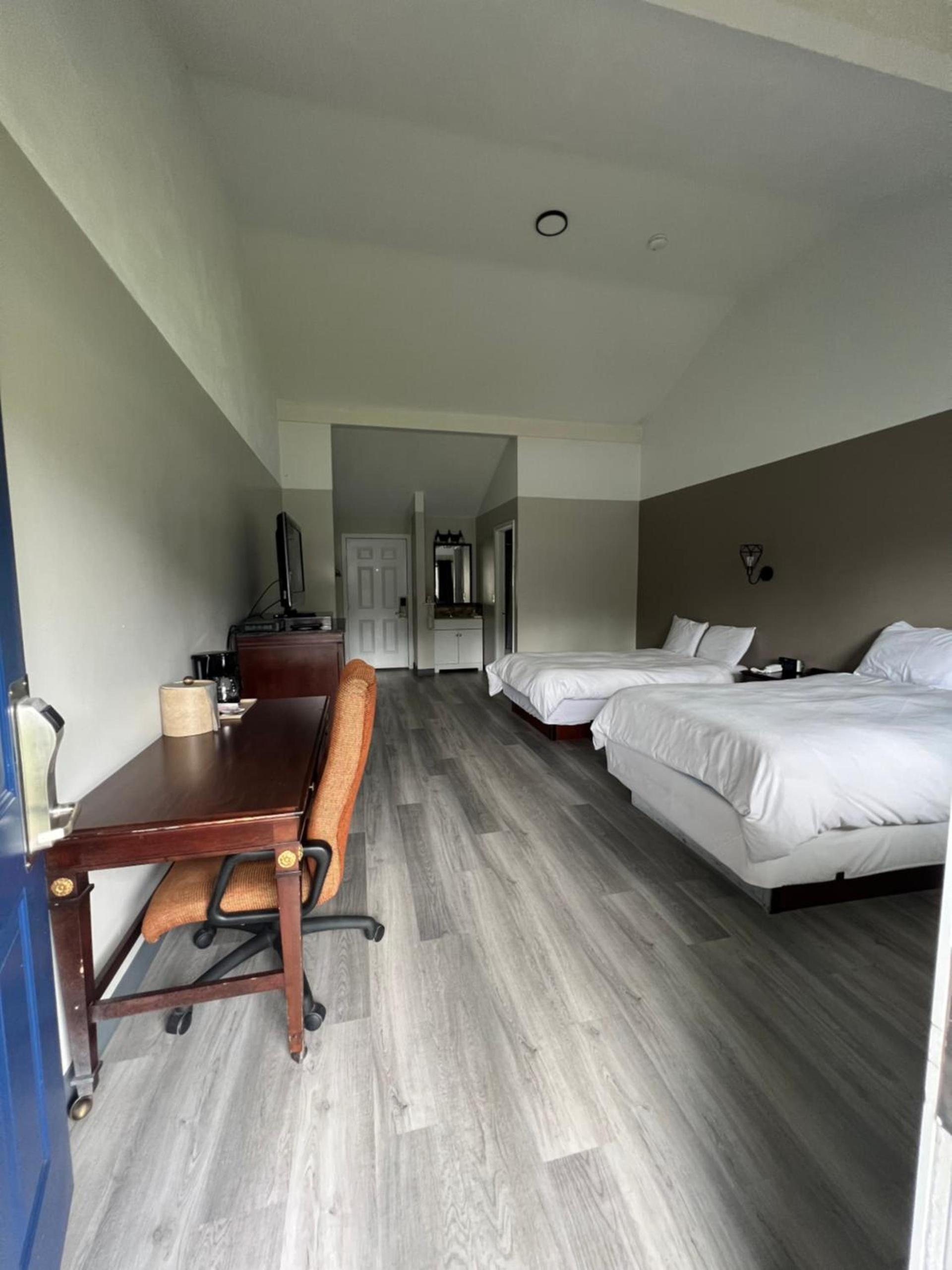 Captain's Lodge Motel photo 8