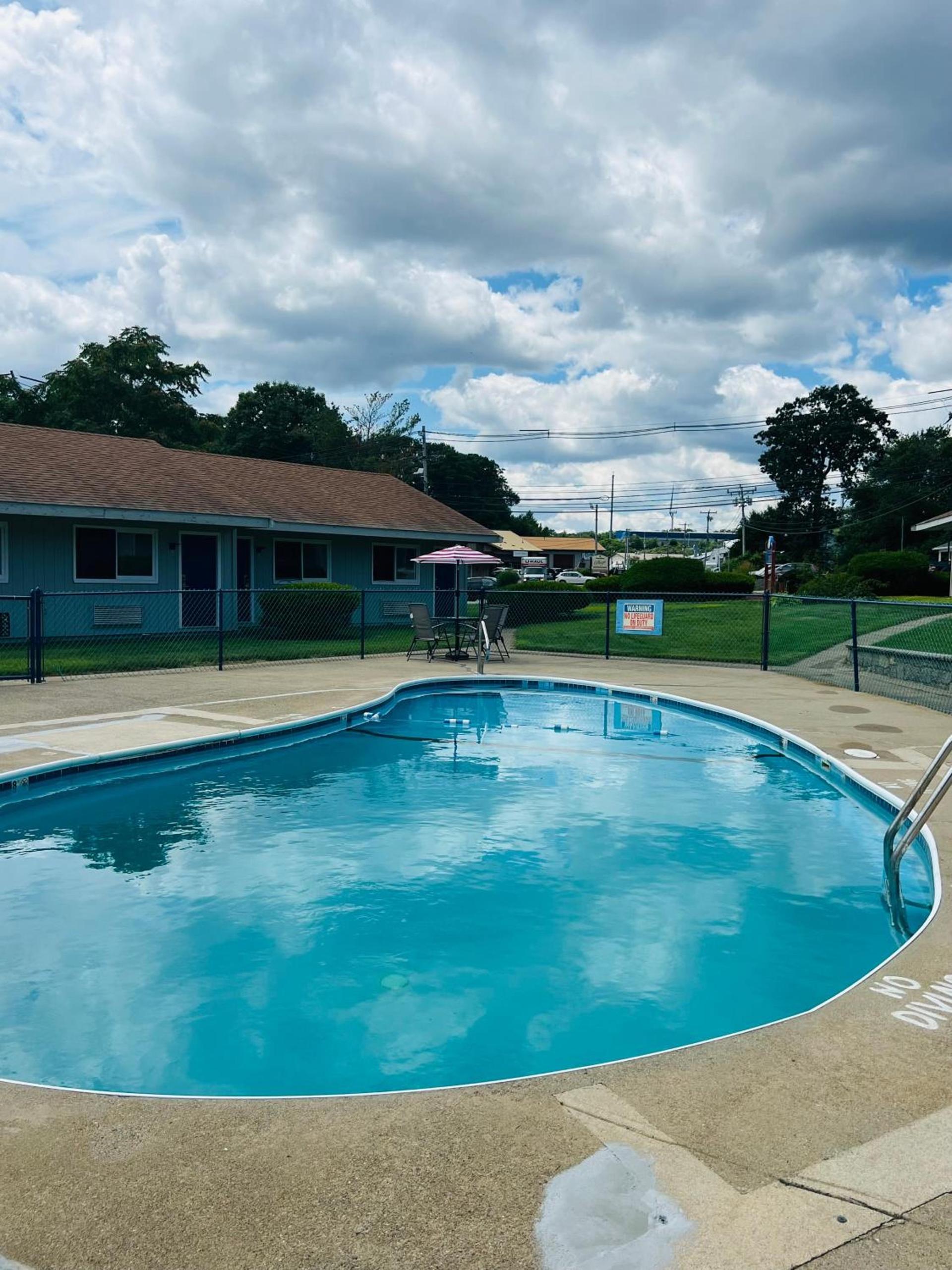 Captain's Lodge Motel photo 3