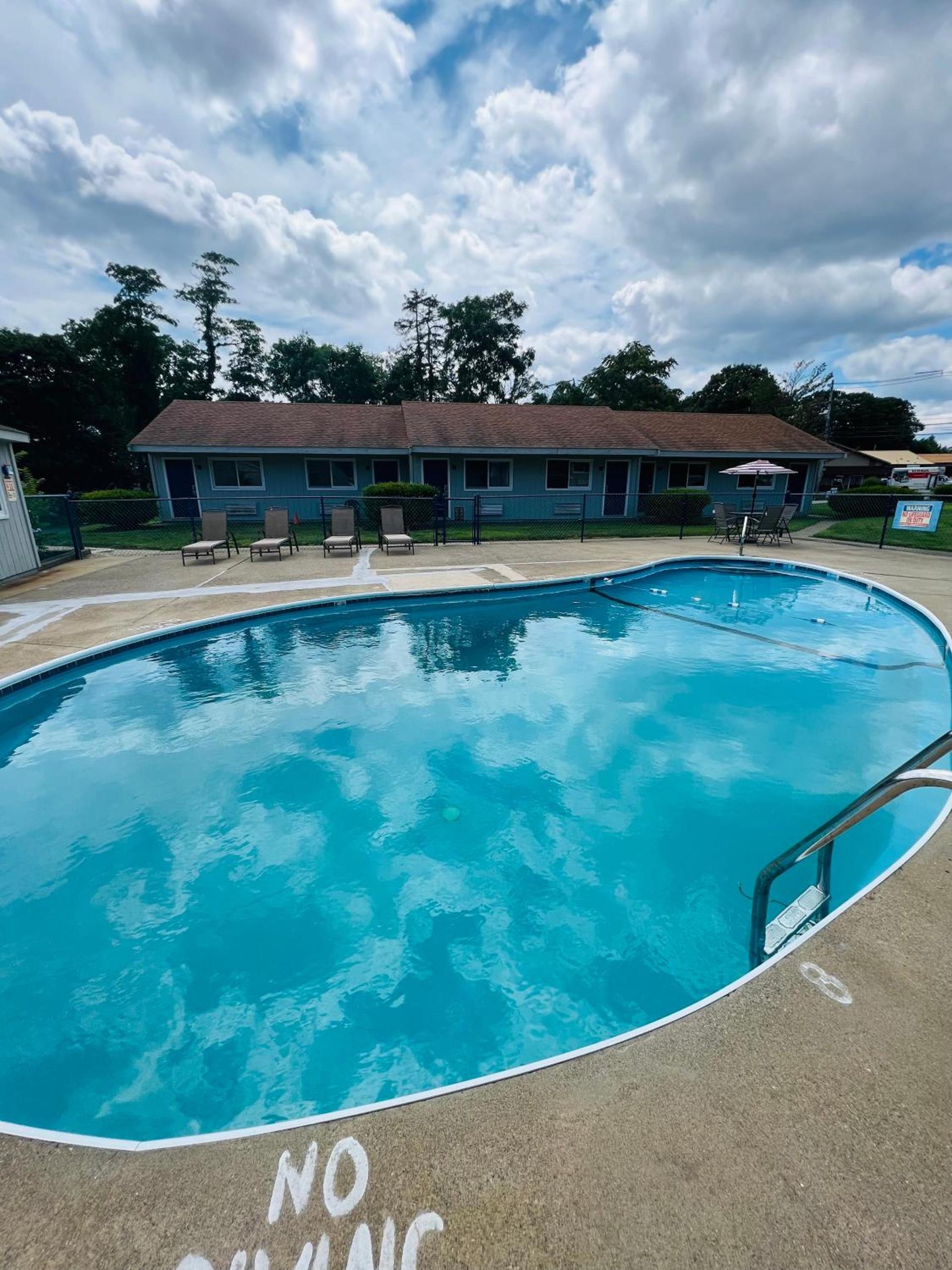 Captain's Lodge Motel photo 2