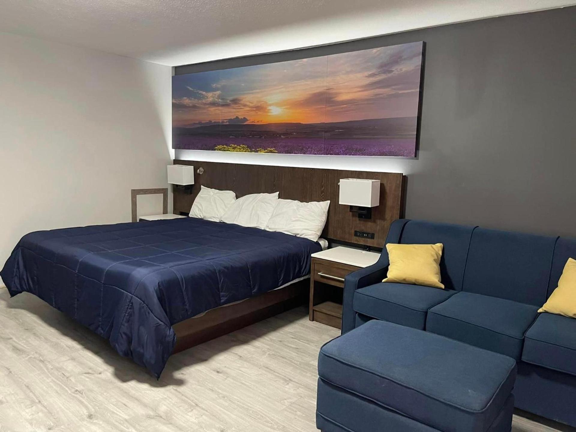 Luxor Inn & Suites, a Travelodge by Wyndham photo 37