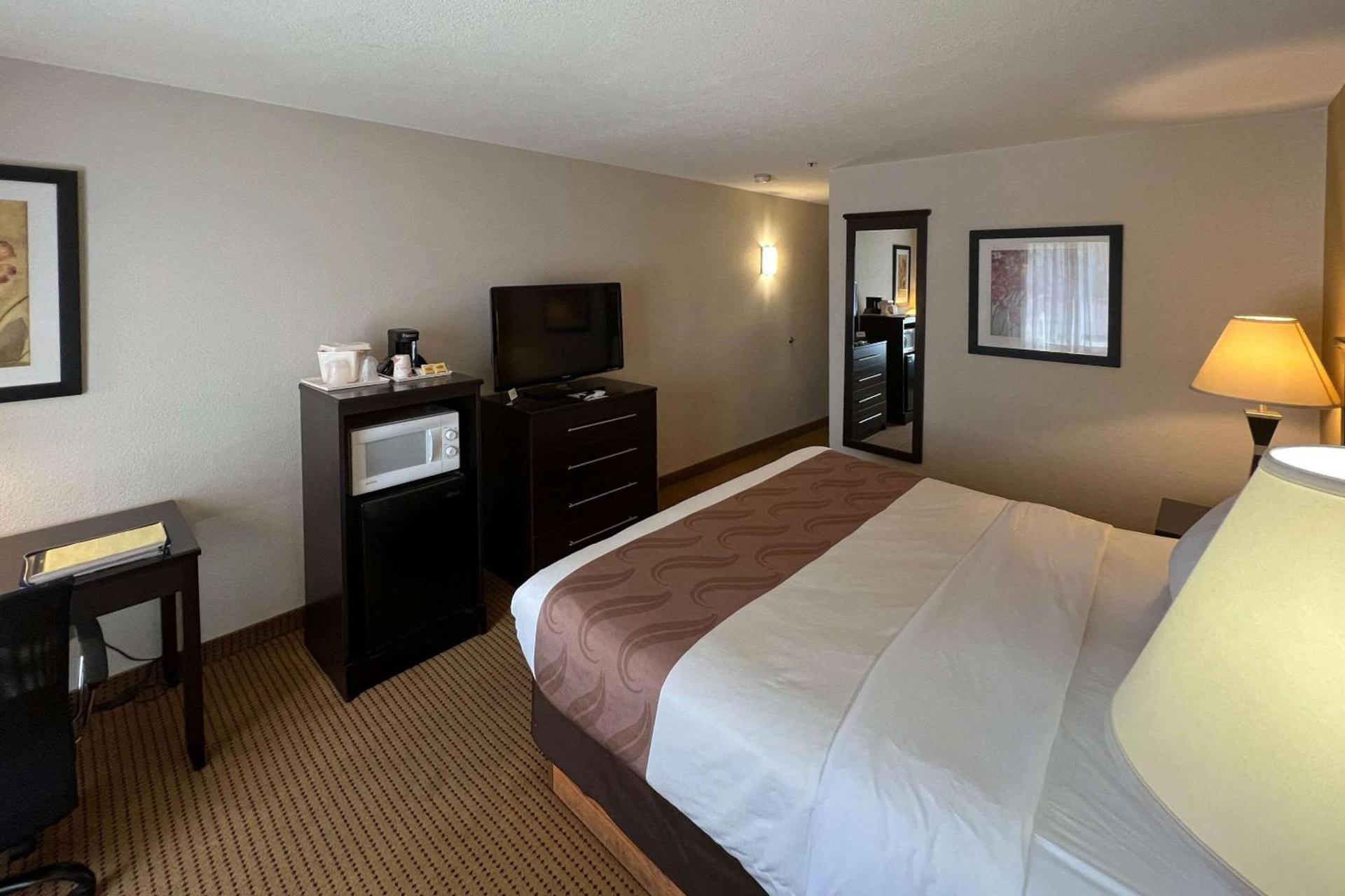 Quality Inn & Suites Farmington photo 16