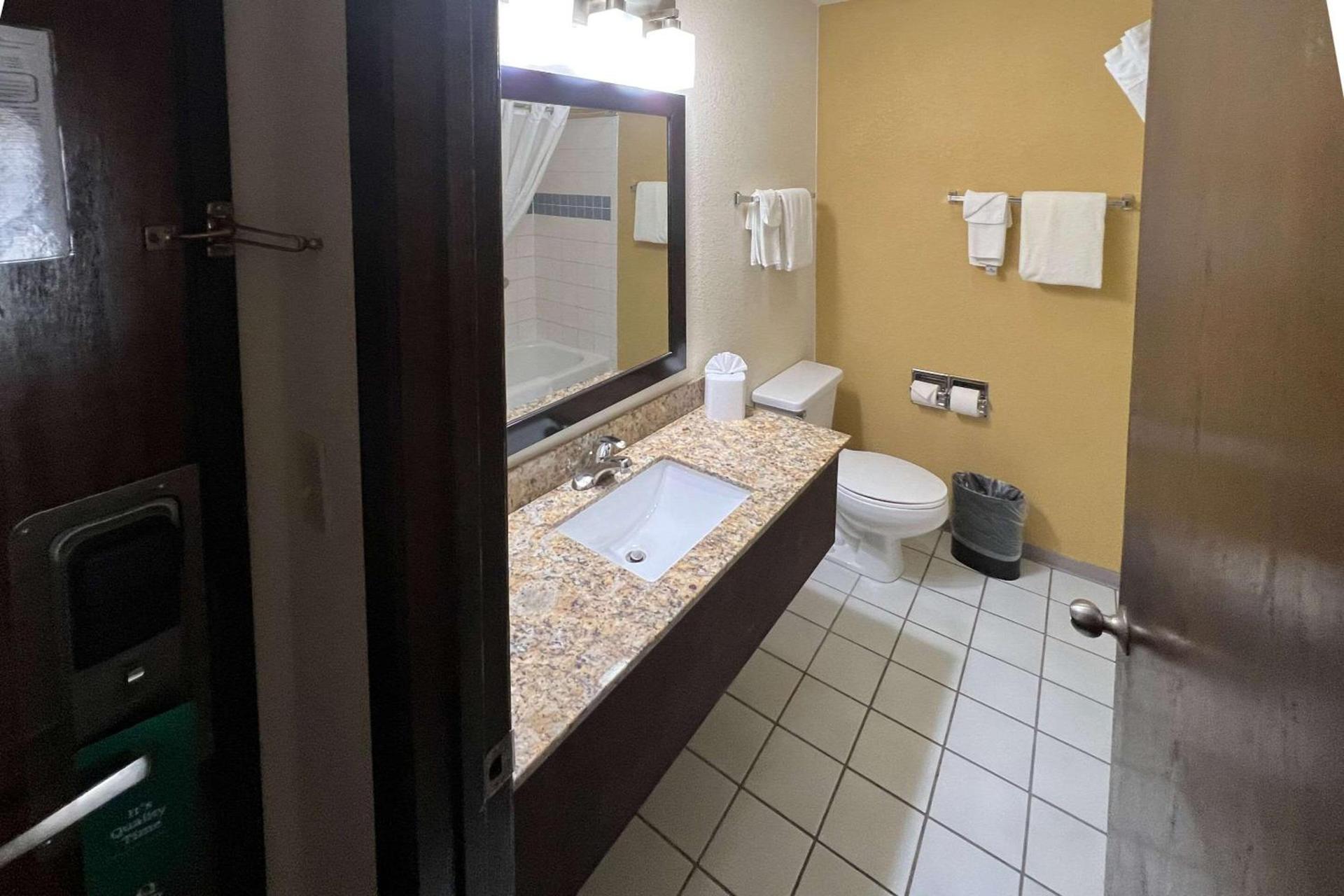 Quality Inn & Suites Farmington photo 18