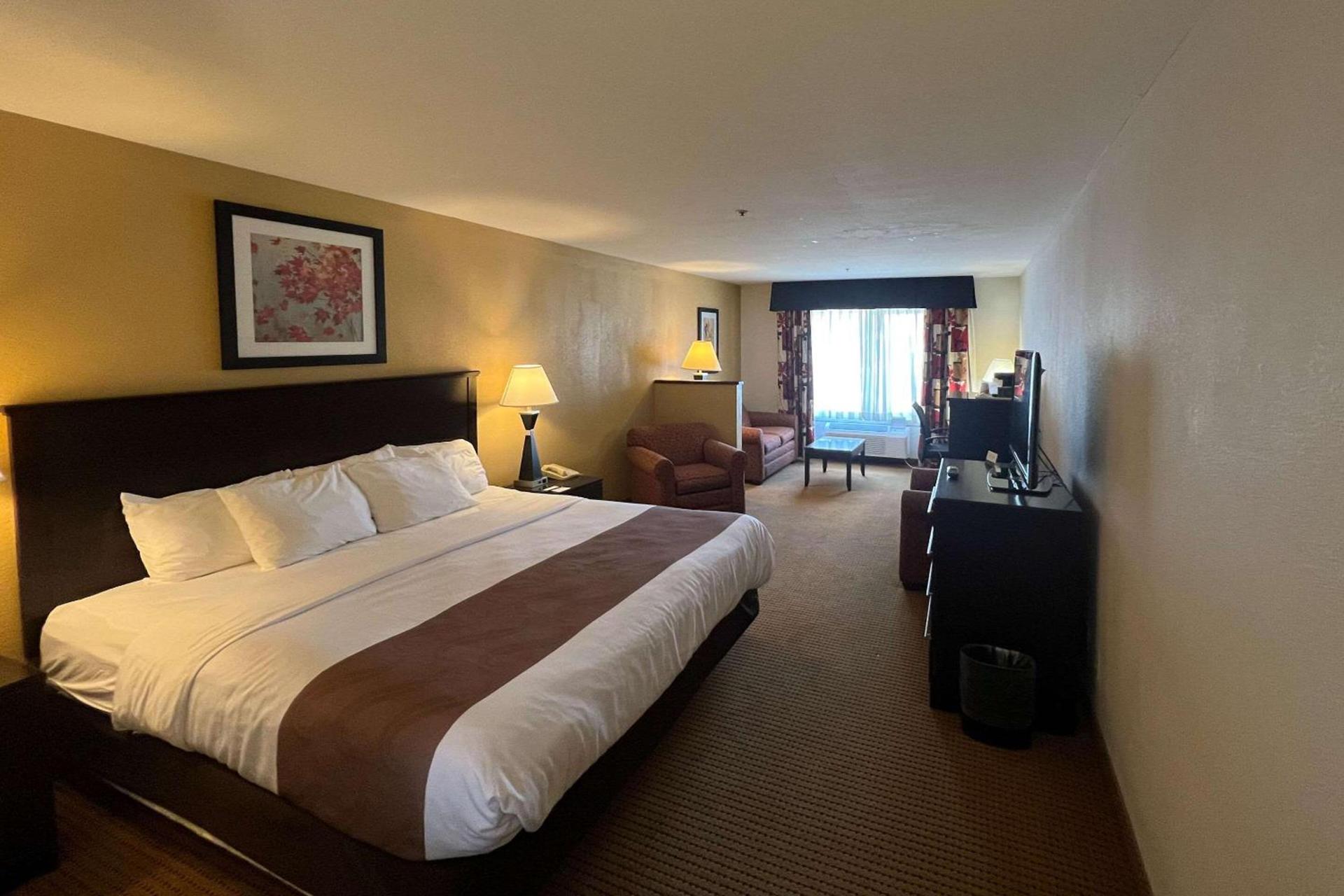 Quality Inn & Suites Farmington photo 26