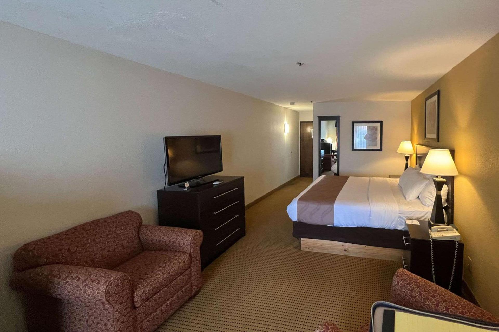 Quality Inn & Suites Farmington photo 27