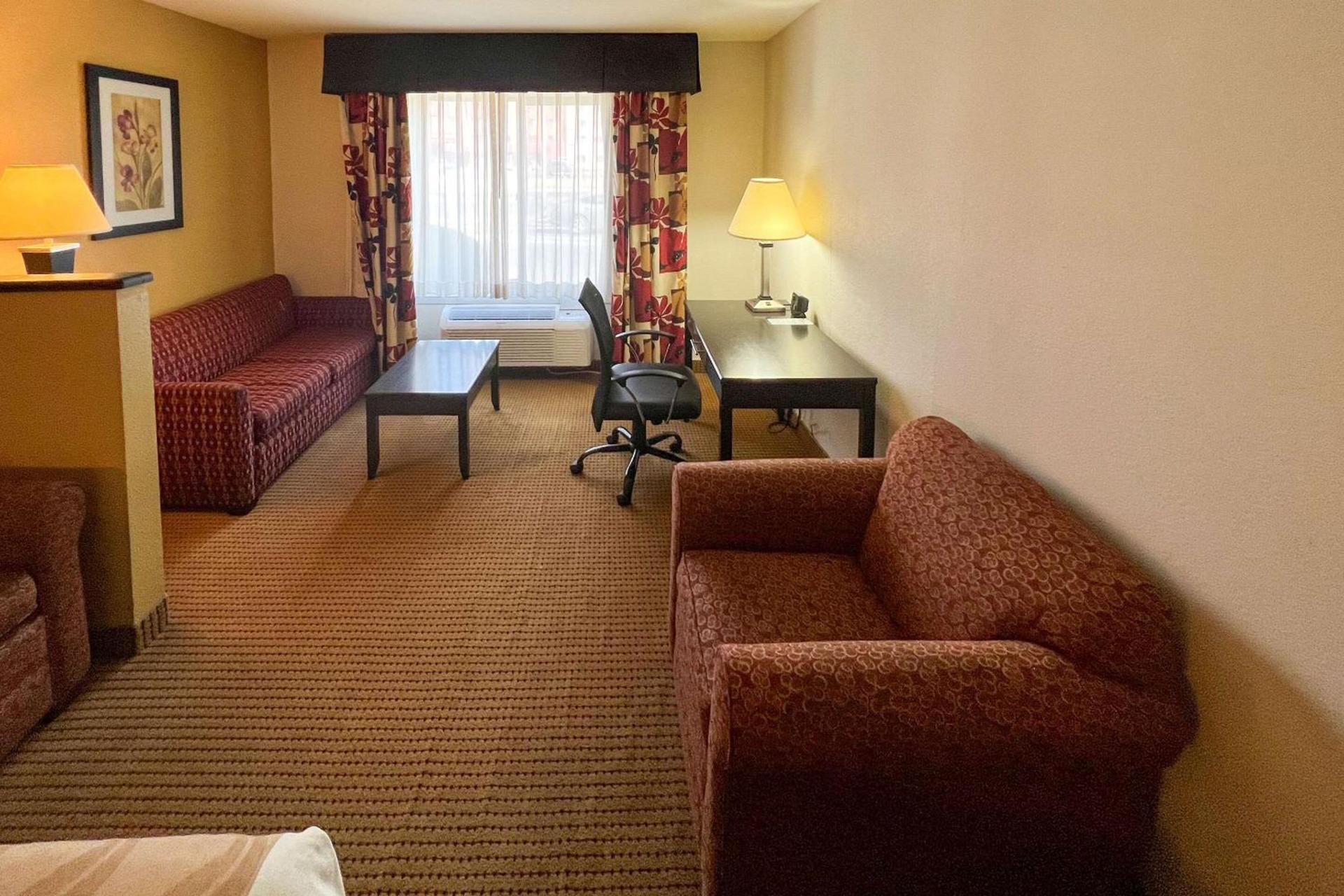 Quality Inn & Suites Farmington photo 28