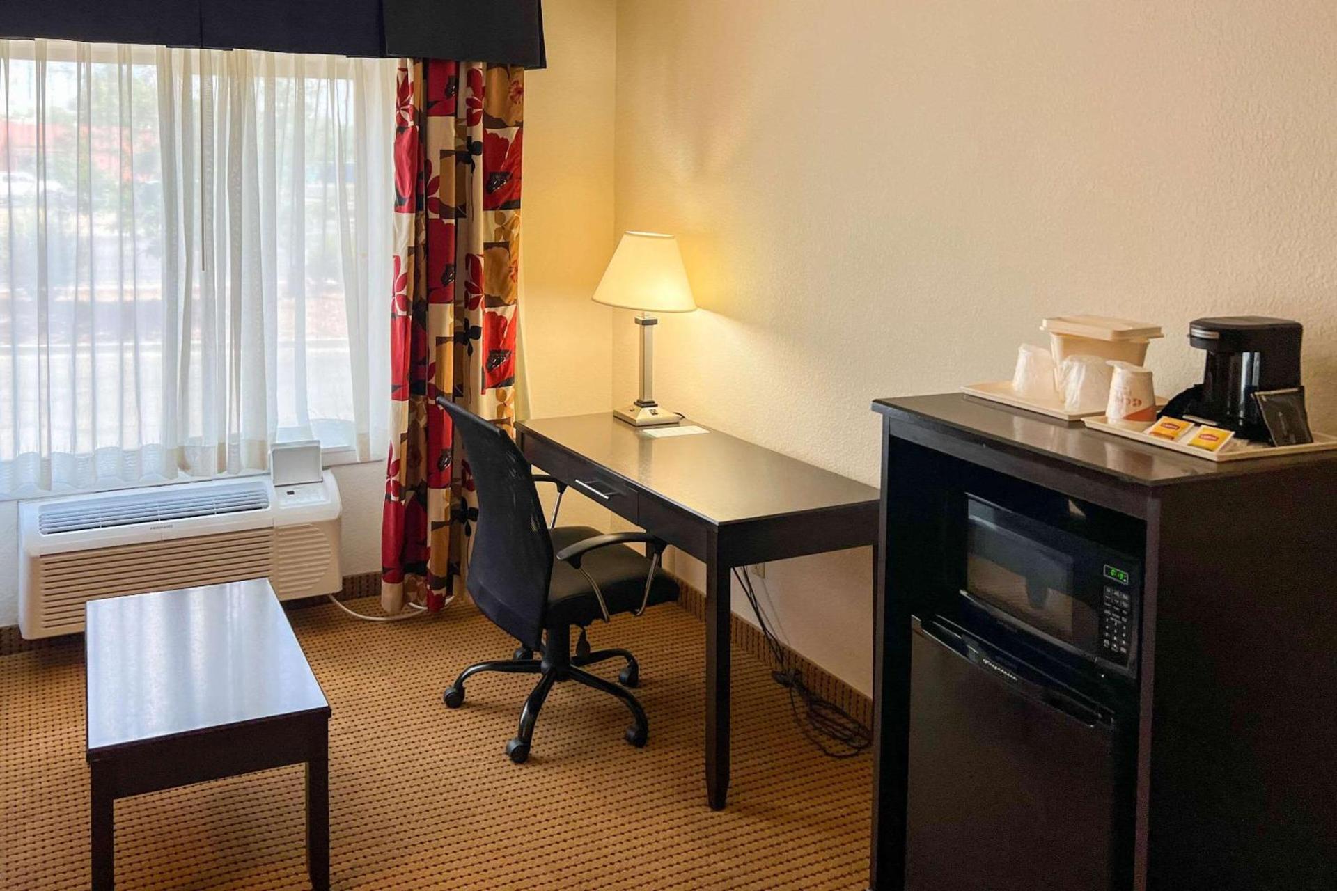 Quality Inn & Suites Farmington photo 29