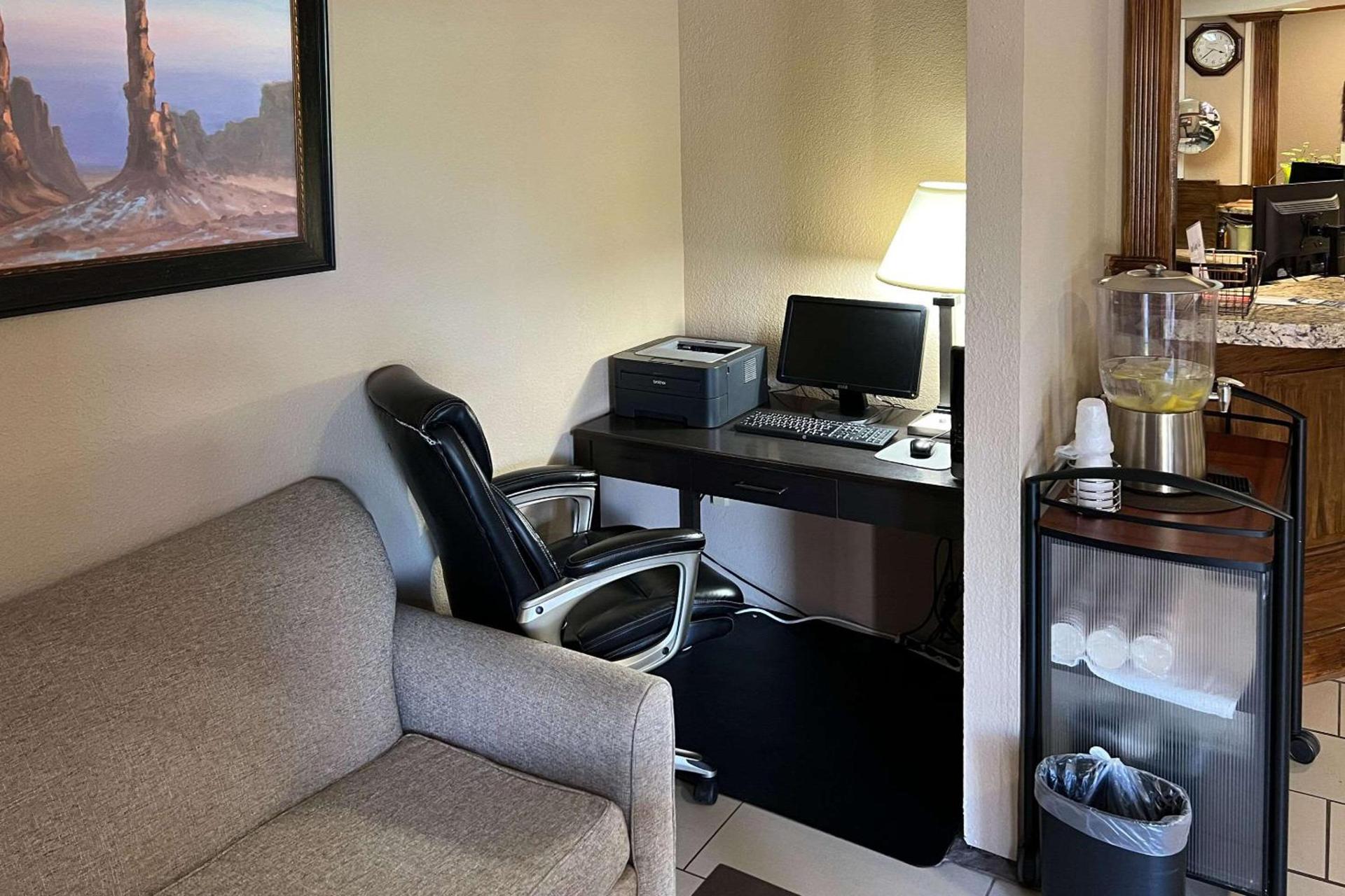 Quality Inn & Suites Farmington photo 37