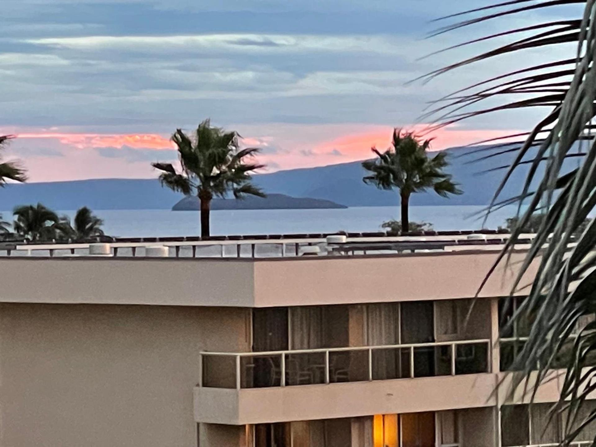 DELUXE PANORAMIC OCEAN VIEW - Dual AC - RENOVATED - FULLY EQUIPPED - SELF MGMT FREE PARKING photo 9