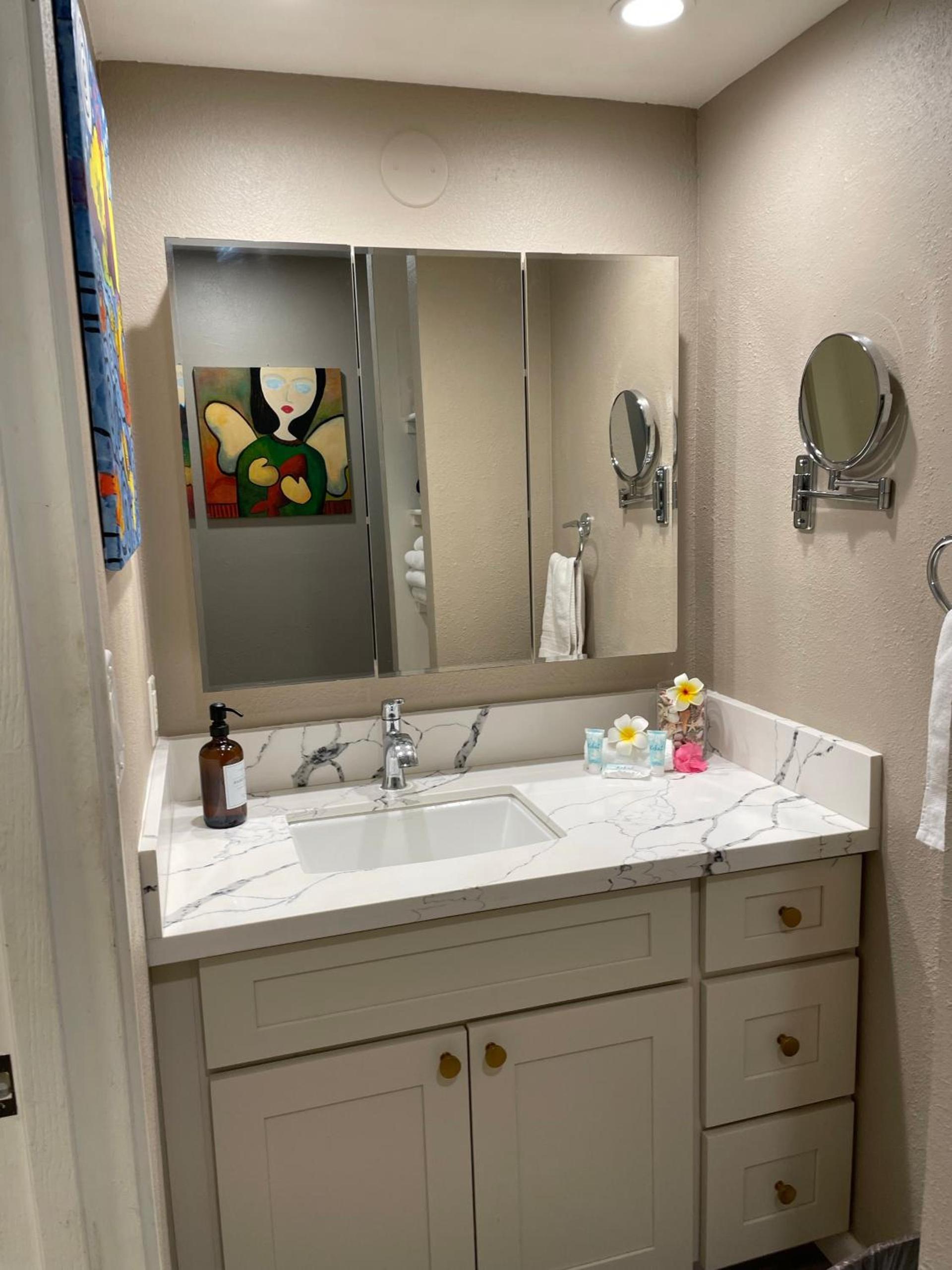 DELUXE PANORAMIC OCEAN VIEW - Dual AC - RENOVATED - FULLY EQUIPPED - SELF MGMT FREE PARKING photo 16