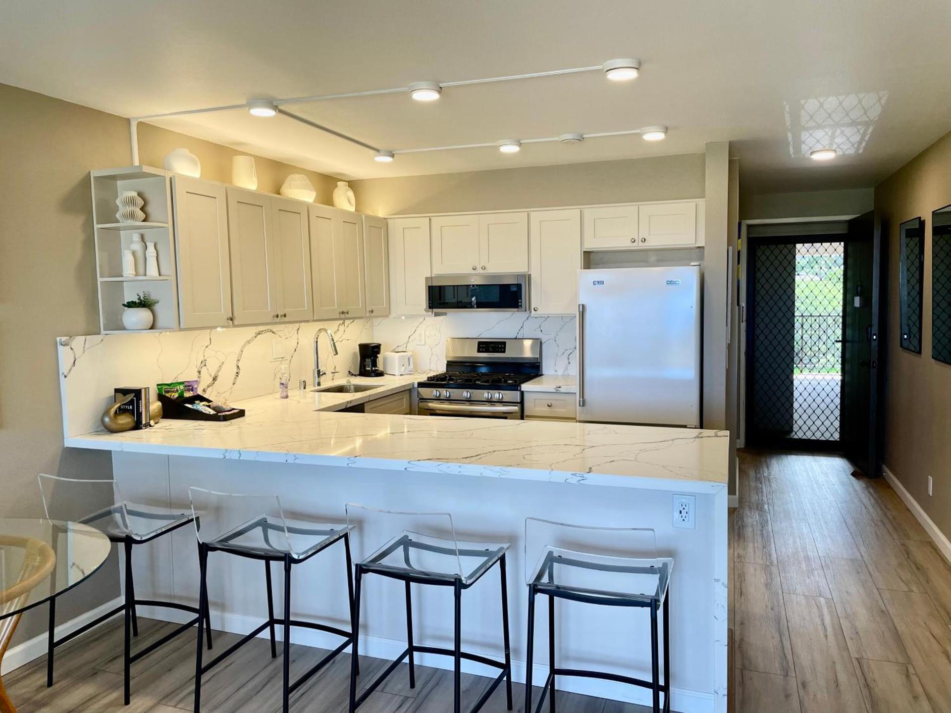 DELUXE PANORAMIC OCEAN VIEW - Dual AC - RENOVATED - FULLY EQUIPPED - SELF MGMT FREE PARKING photo 5