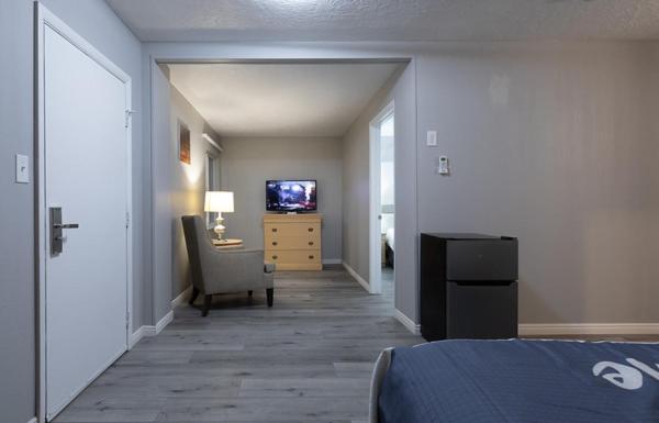 Sunglow Motel photo 4