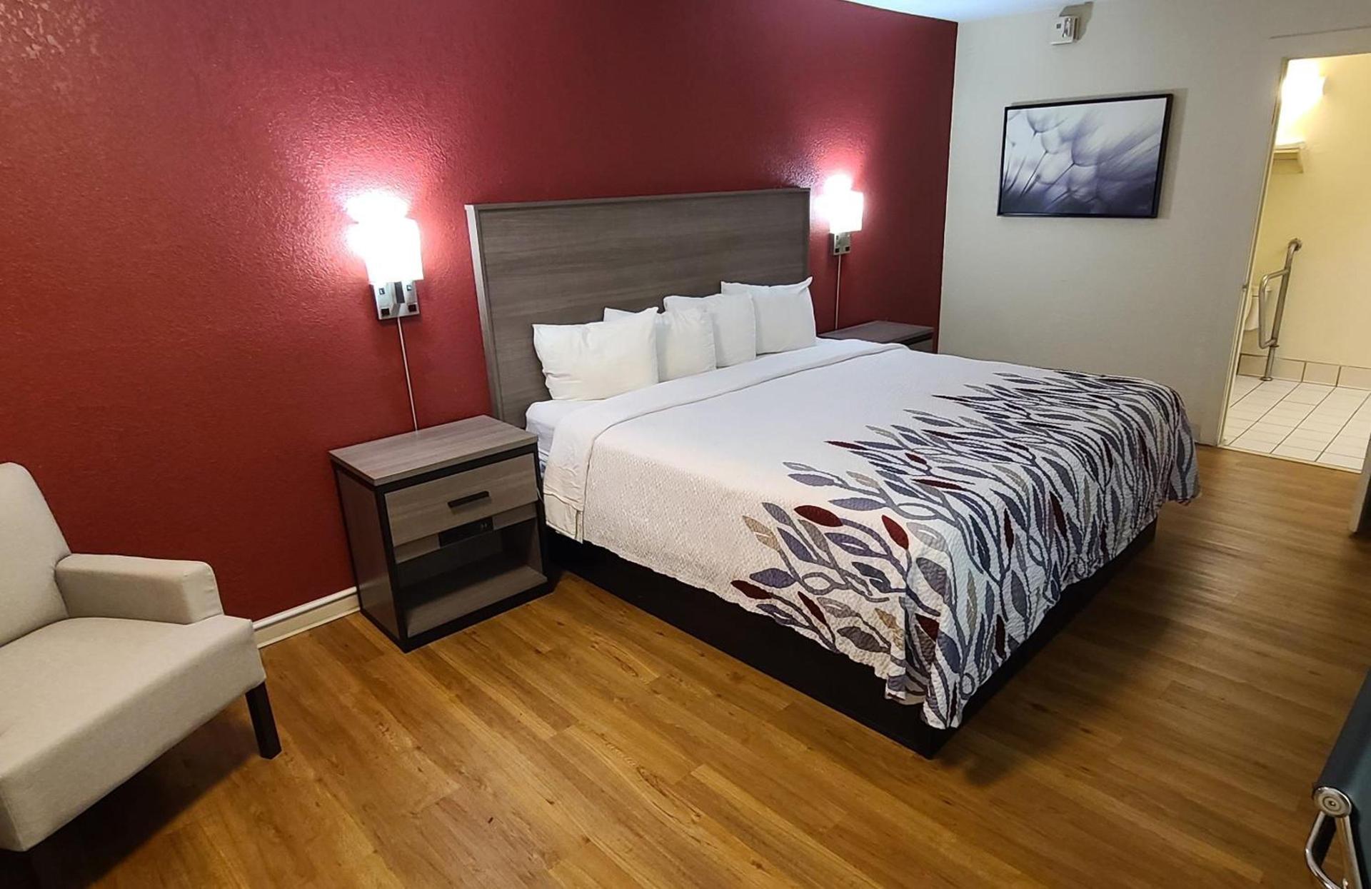 Red Roof Inn & Suites Cornelius - Lake Norman photo 26