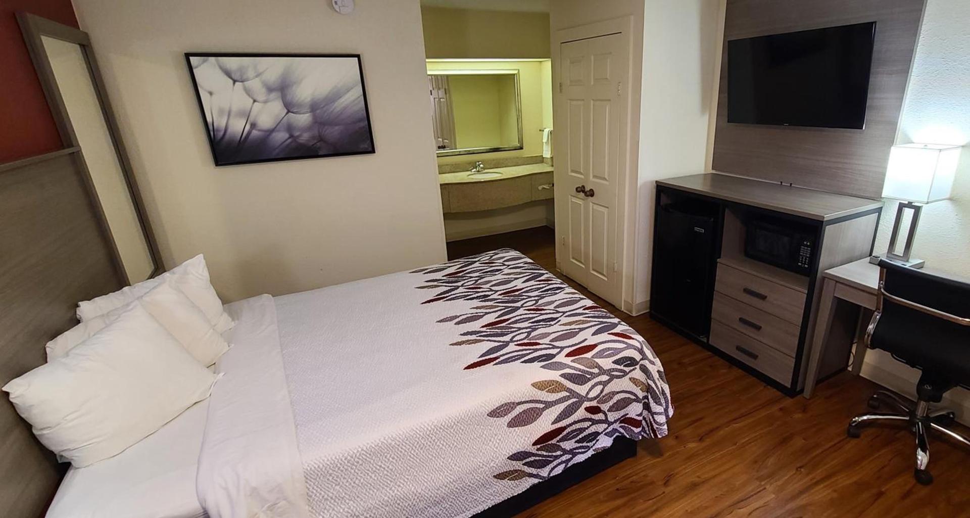 Red Roof Inn & Suites Cornelius - Lake Norman photo 25