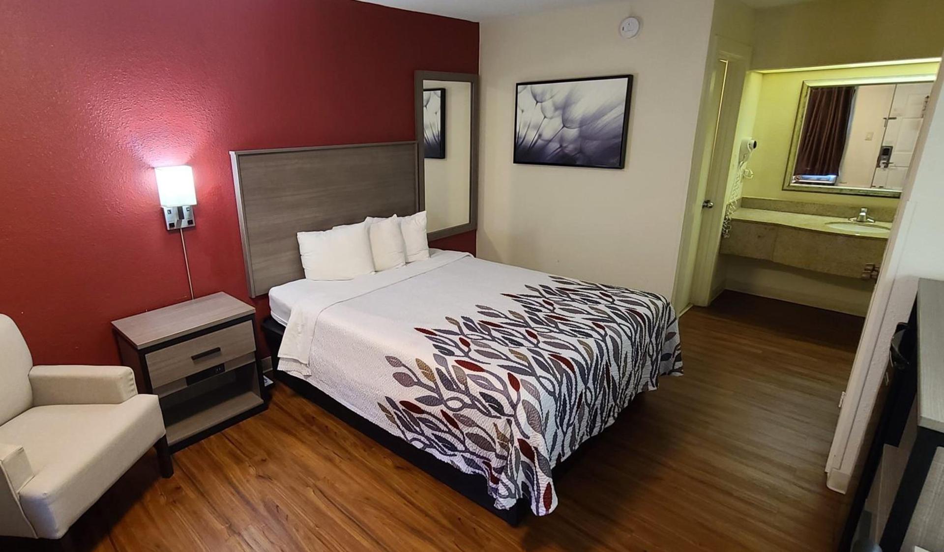 Red Roof Inn & Suites Cornelius - Lake Norman photo 24