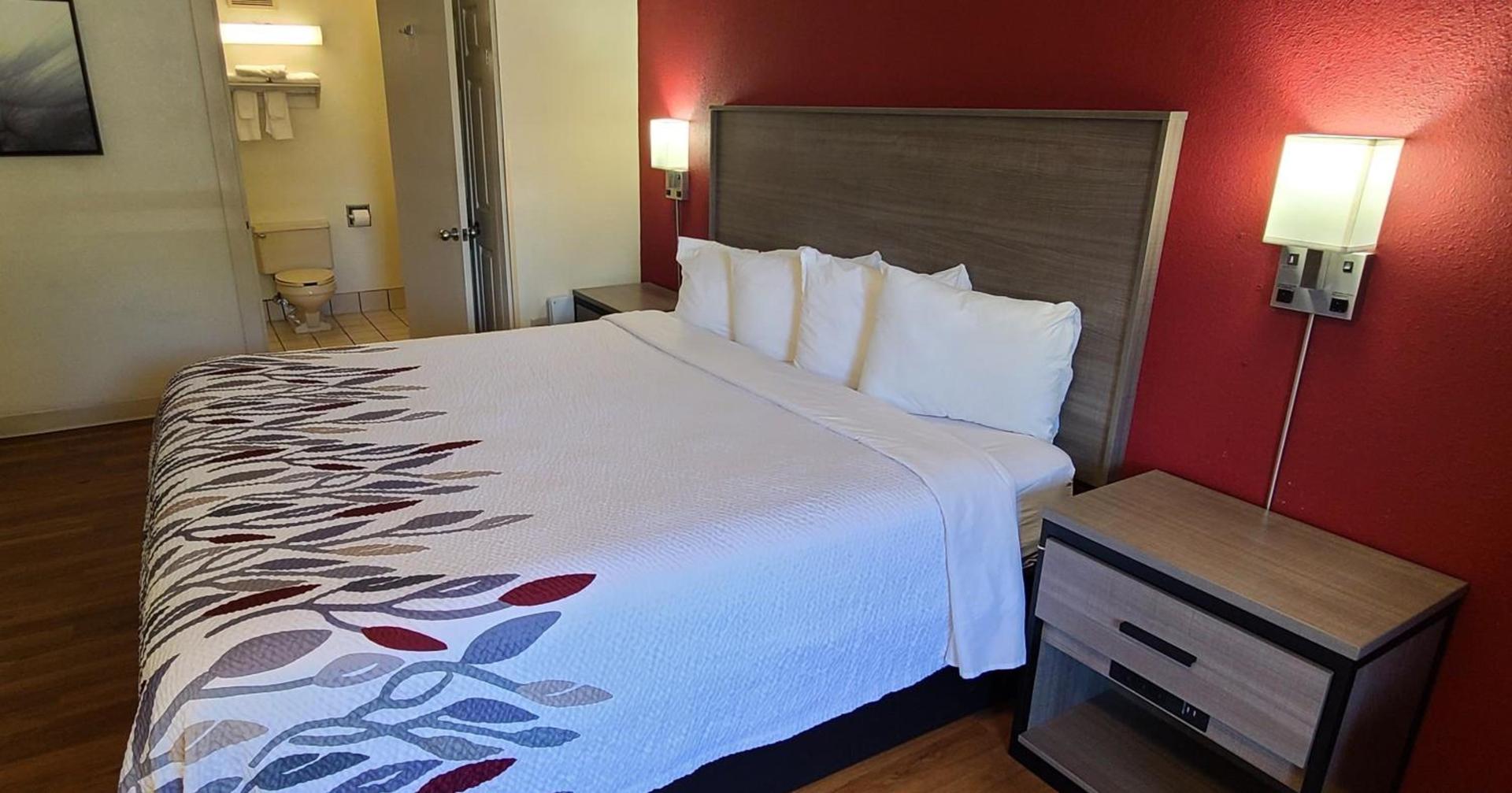 Red Roof Inn & Suites Cornelius - Lake Norman photo 21
