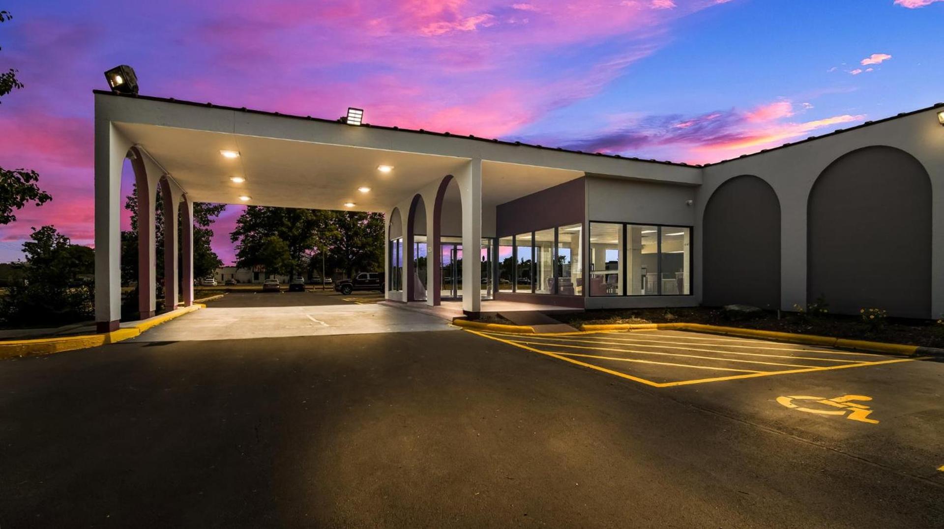 Red Roof Inn & Conference Center Chicago - Aurora Fox Valley photo 2
