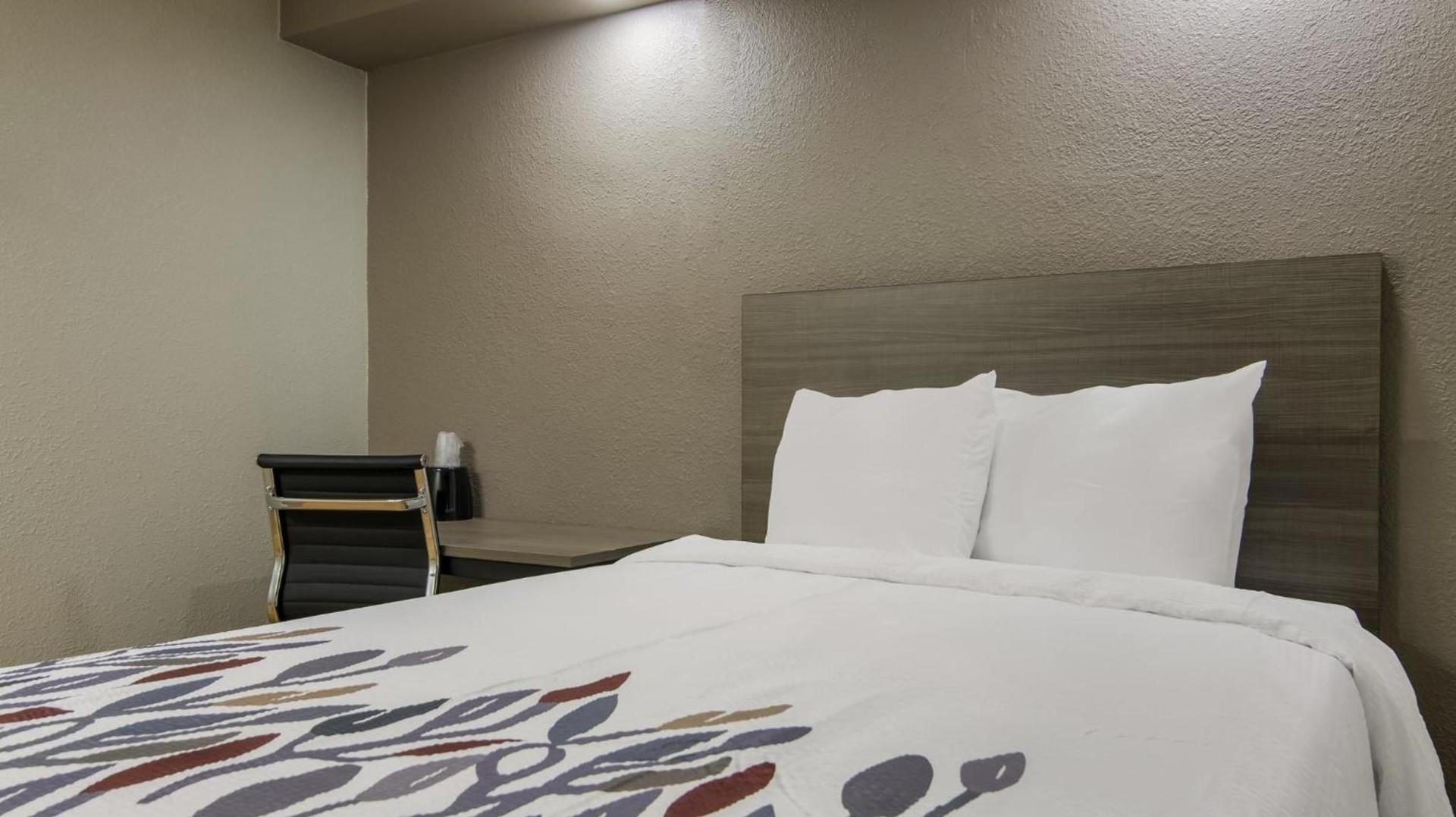 Red Roof Inn & Conference Center Chicago - Aurora Fox Valley photo 13