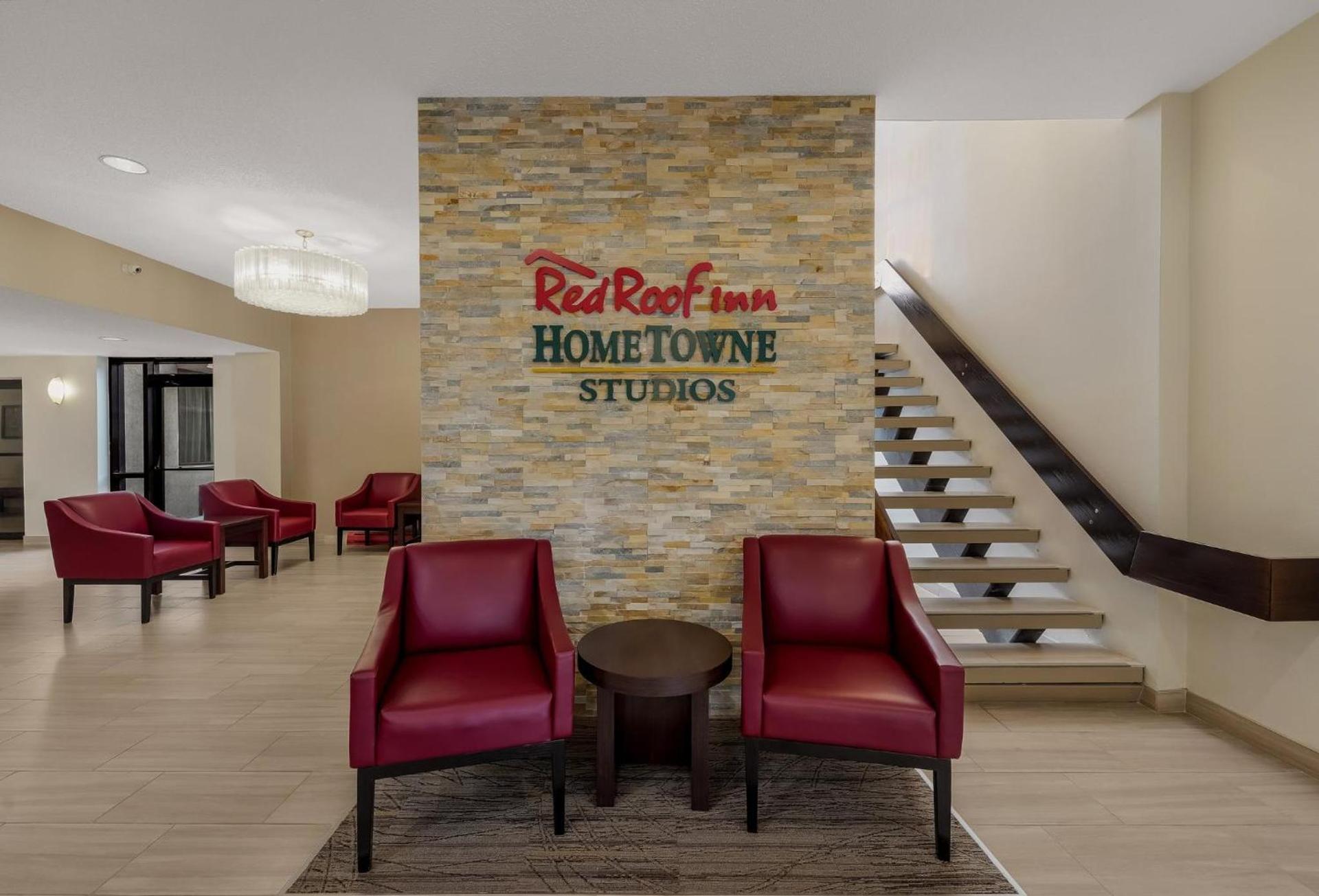 HomeTowne Studios by Red Roof Painted Post photo 8