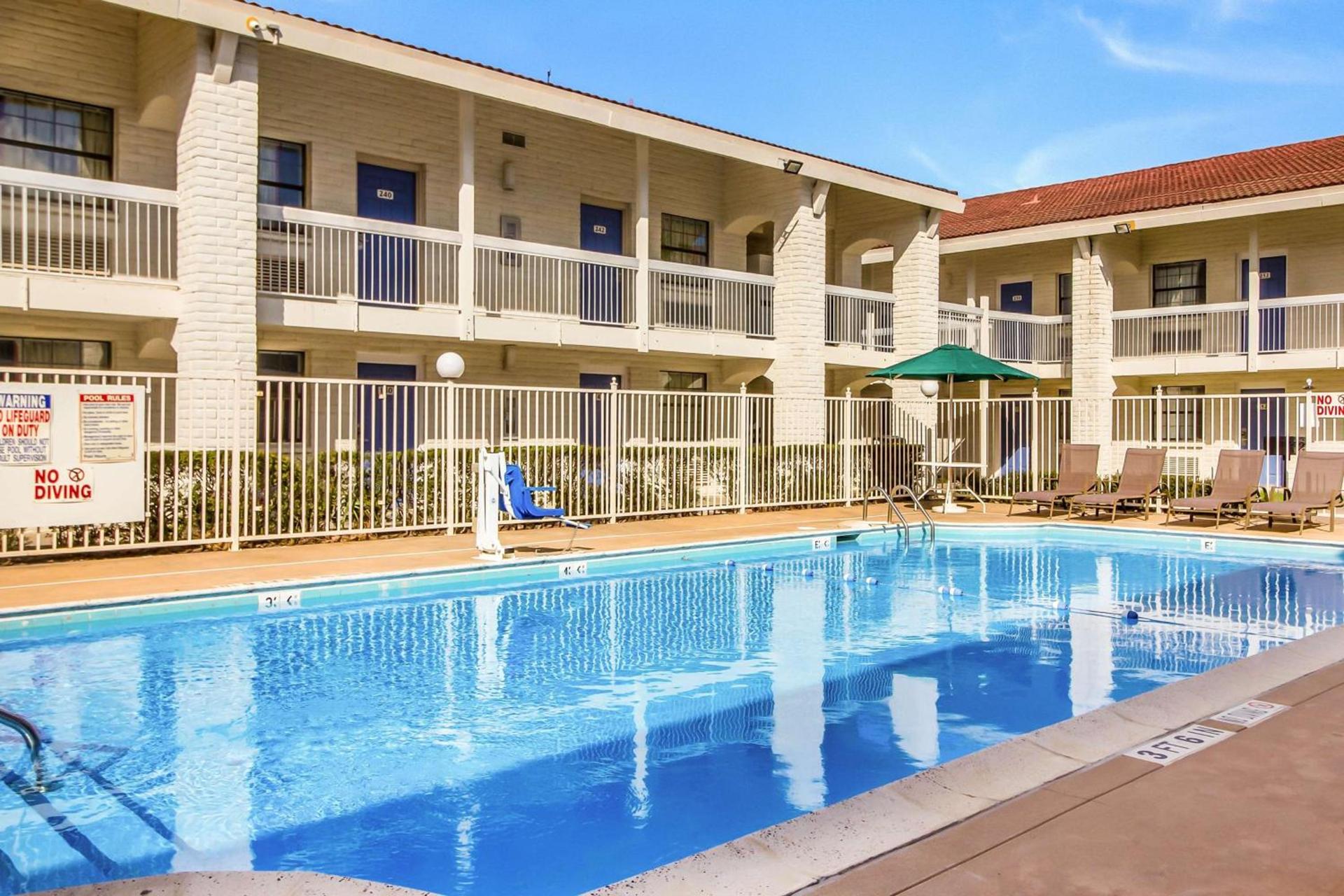 Motel 6-Baytown, TX - Garth Rd photo 4