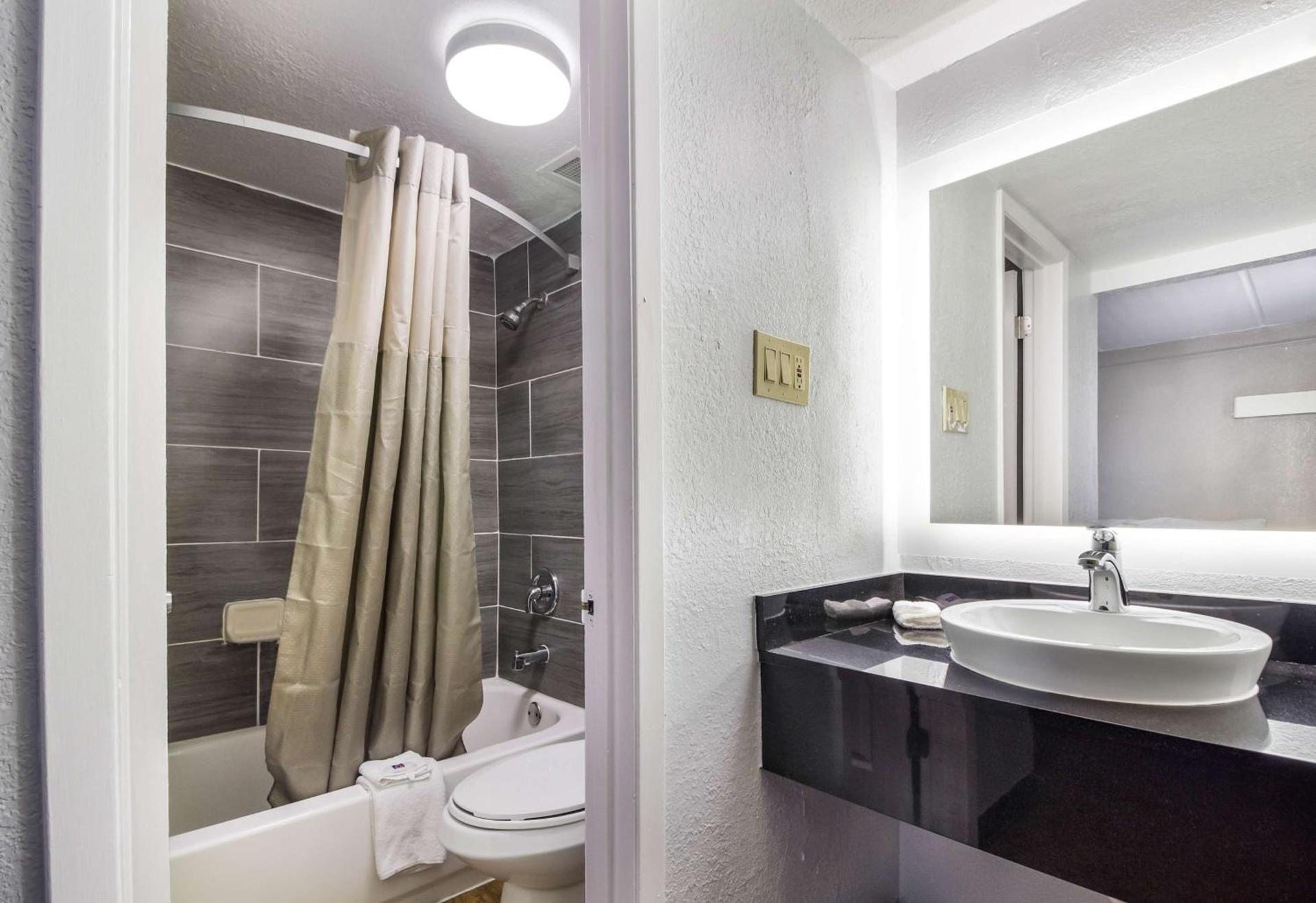Motel 6-Baytown, TX - Garth Rd photo 10