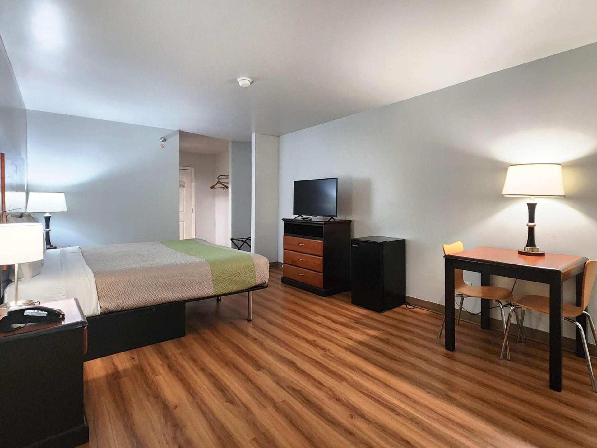 Motel 6-Ennis, TX photo 11