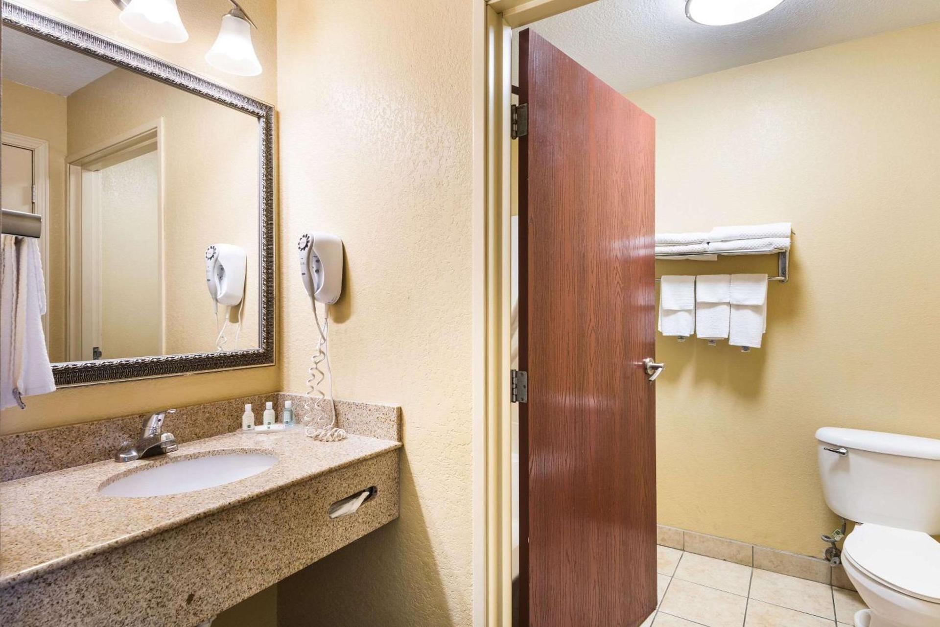 Quality Inn Des Moines North photo 13