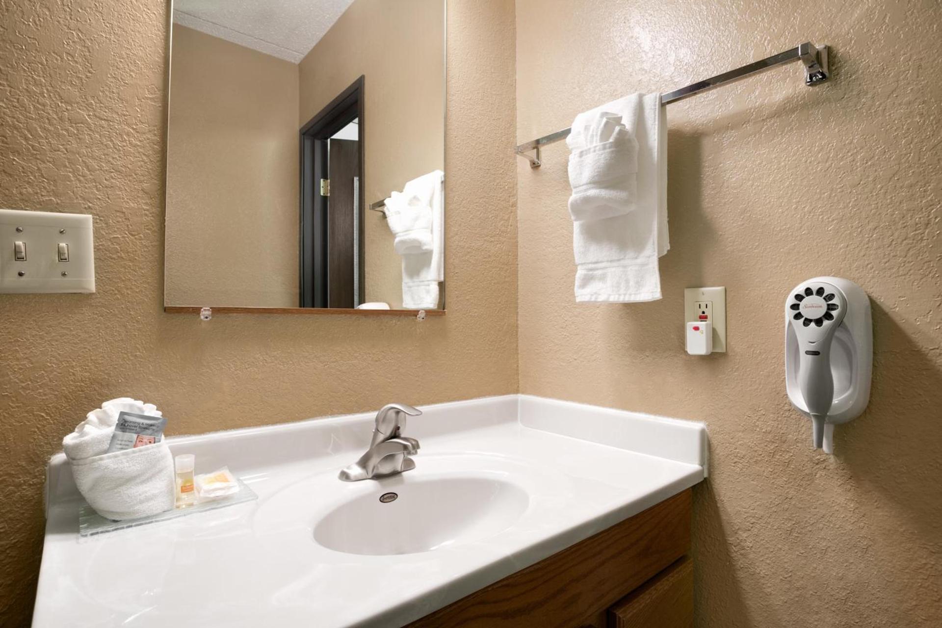Days Inn by Wyndham Pierre photo 40