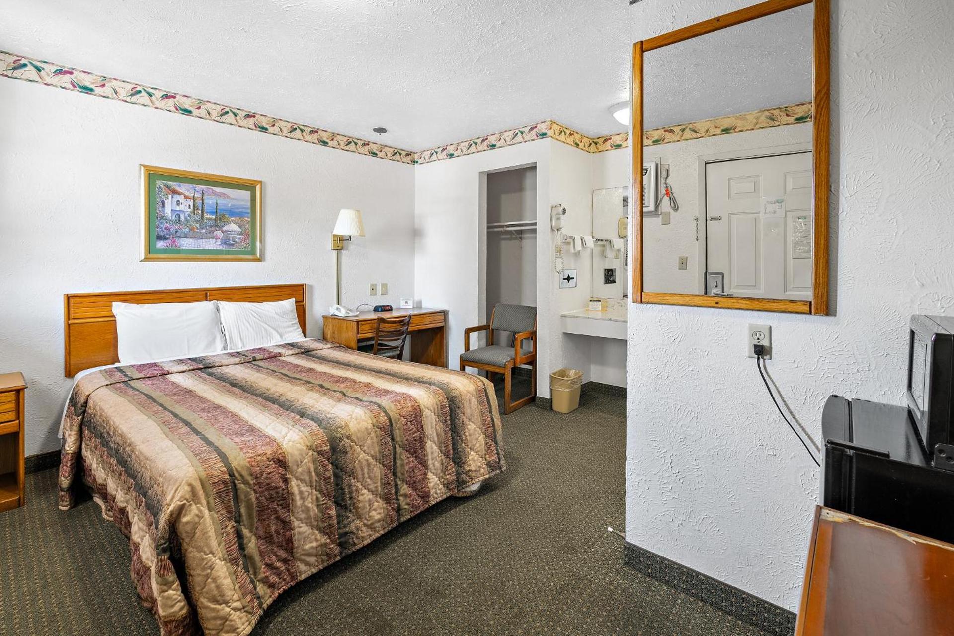 Friendship Inn Hotel photo 10