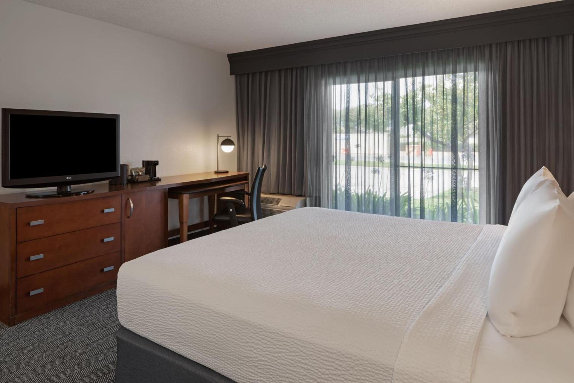 Courtyard Anaheim Buena Park photo 12