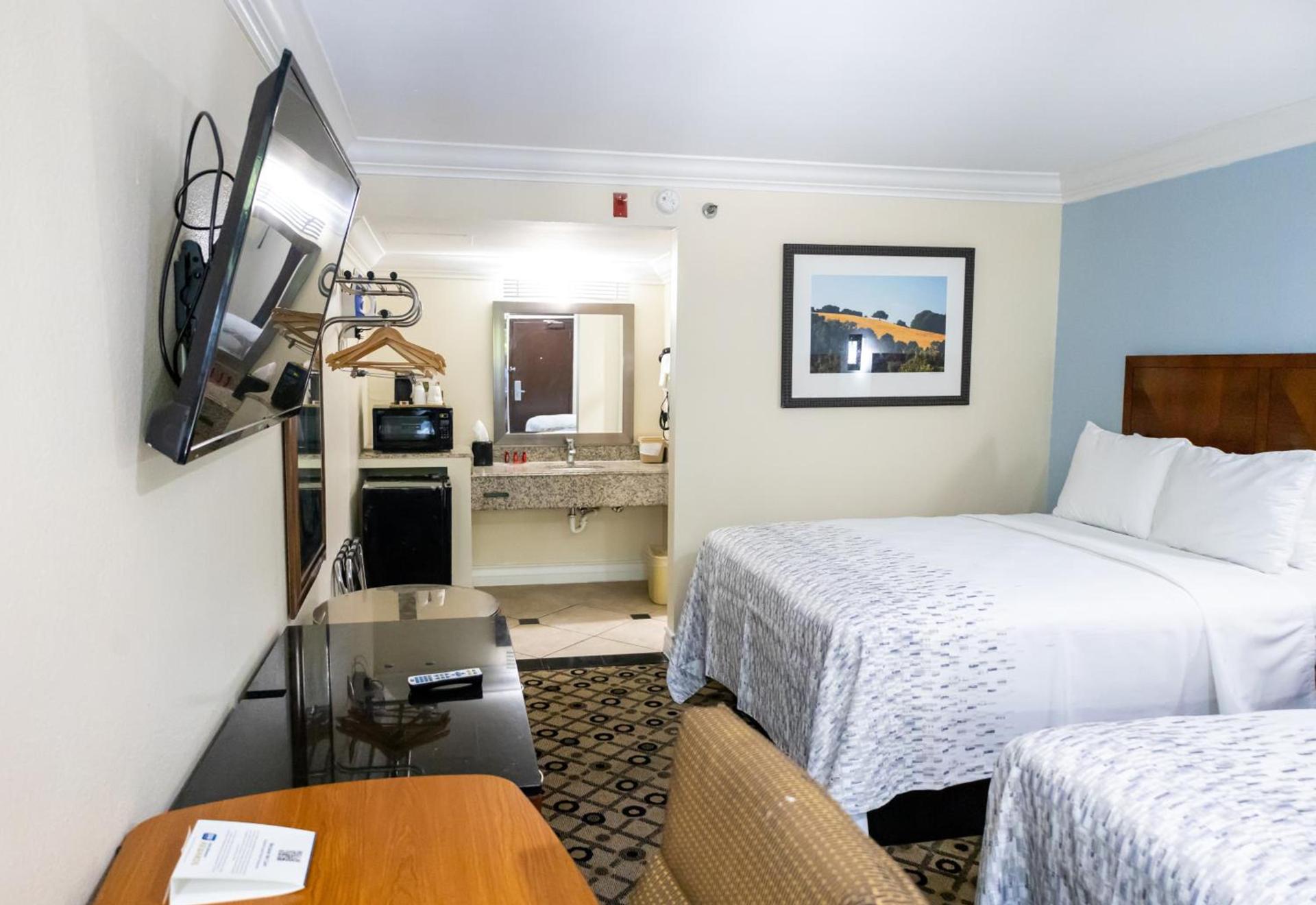 Baymont by Wyndham College Park Atlanta Airport South photo 20