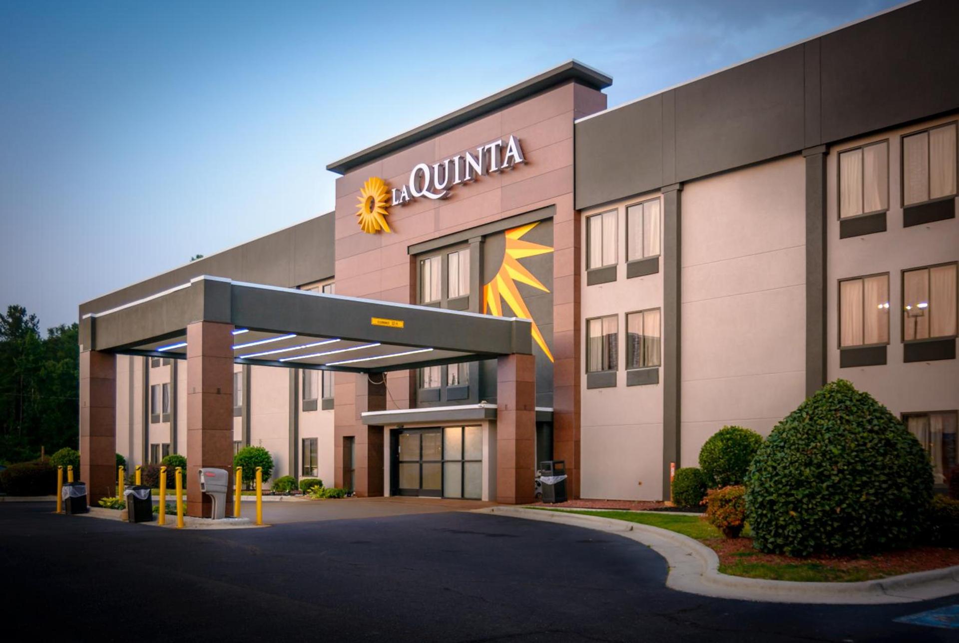 La Quinta Inn & Suites by Wyndham Fayetteville I-95 photo 26