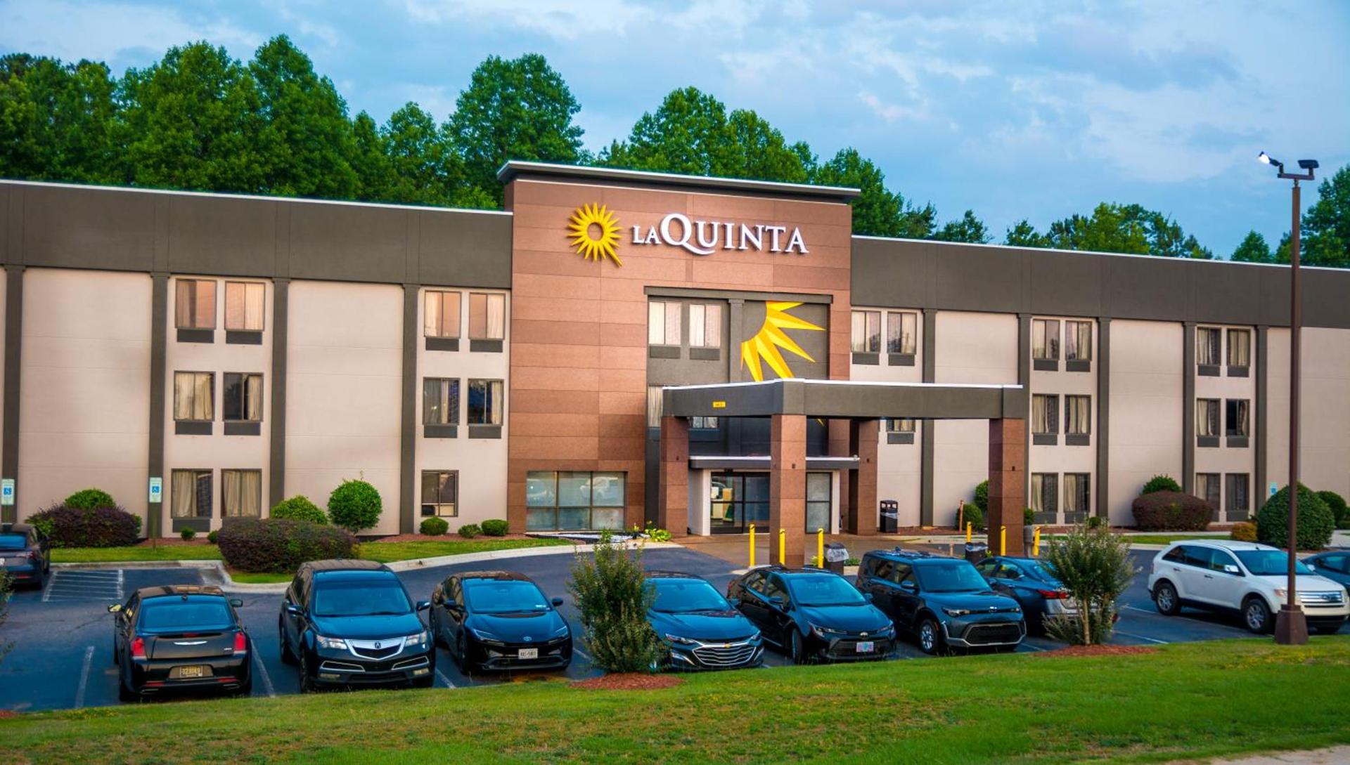 La Quinta Inn & Suites by Wyndham Fayetteville I-95 — hotel in Fayetteville
