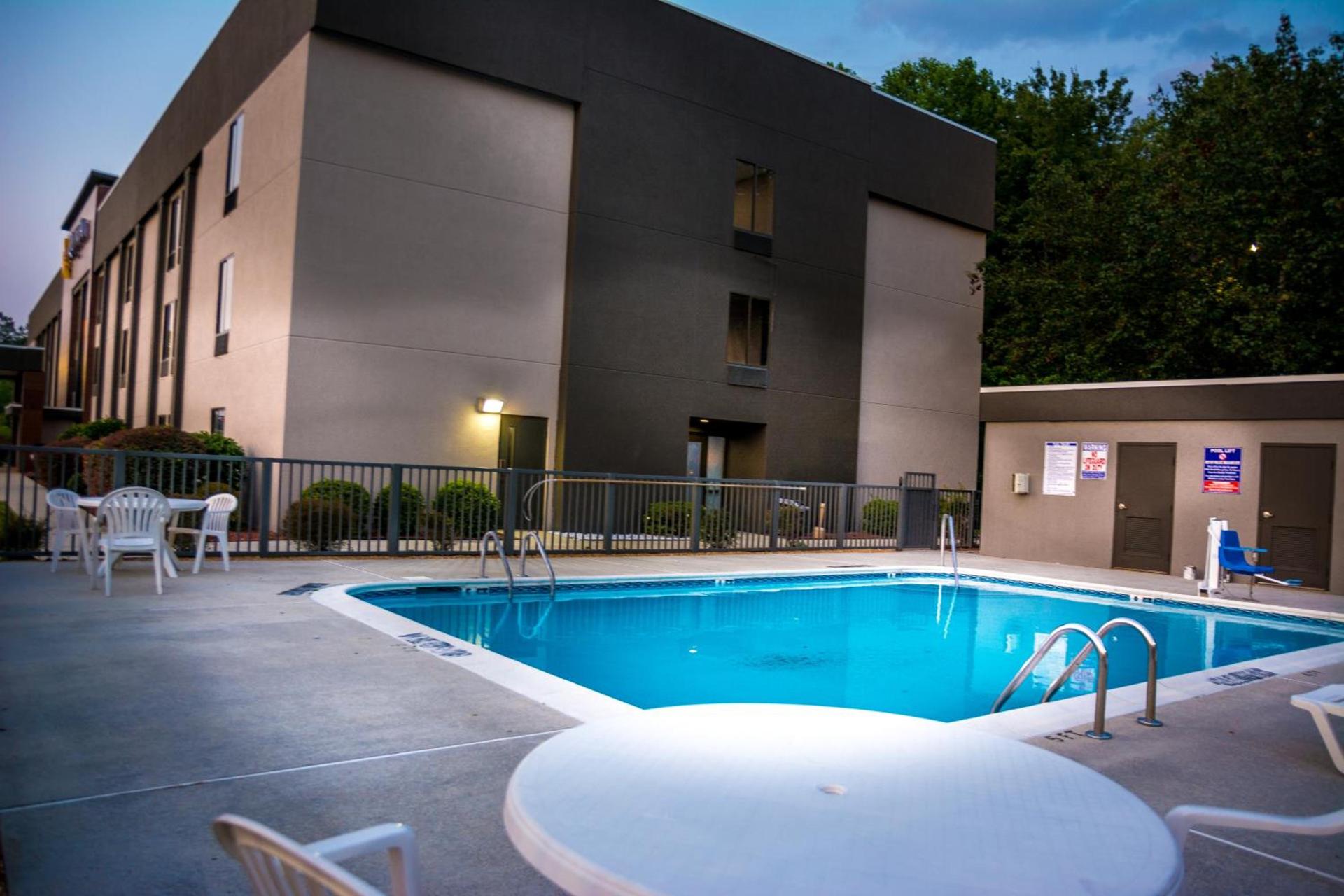 La Quinta Inn & Suites by Wyndham Fayetteville I-95 photo 32