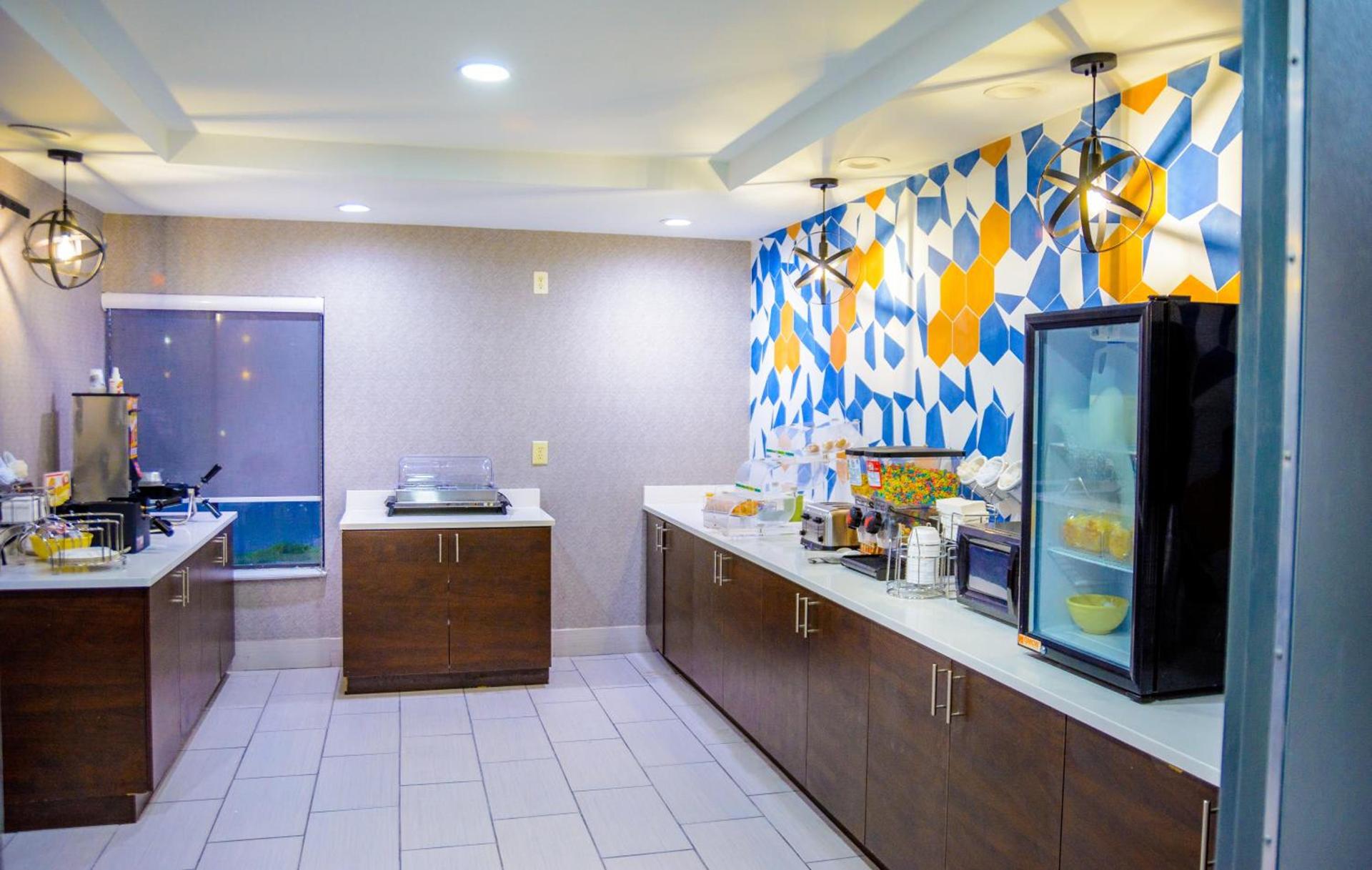 La Quinta Inn & Suites by Wyndham Fayetteville I-95 photo 35