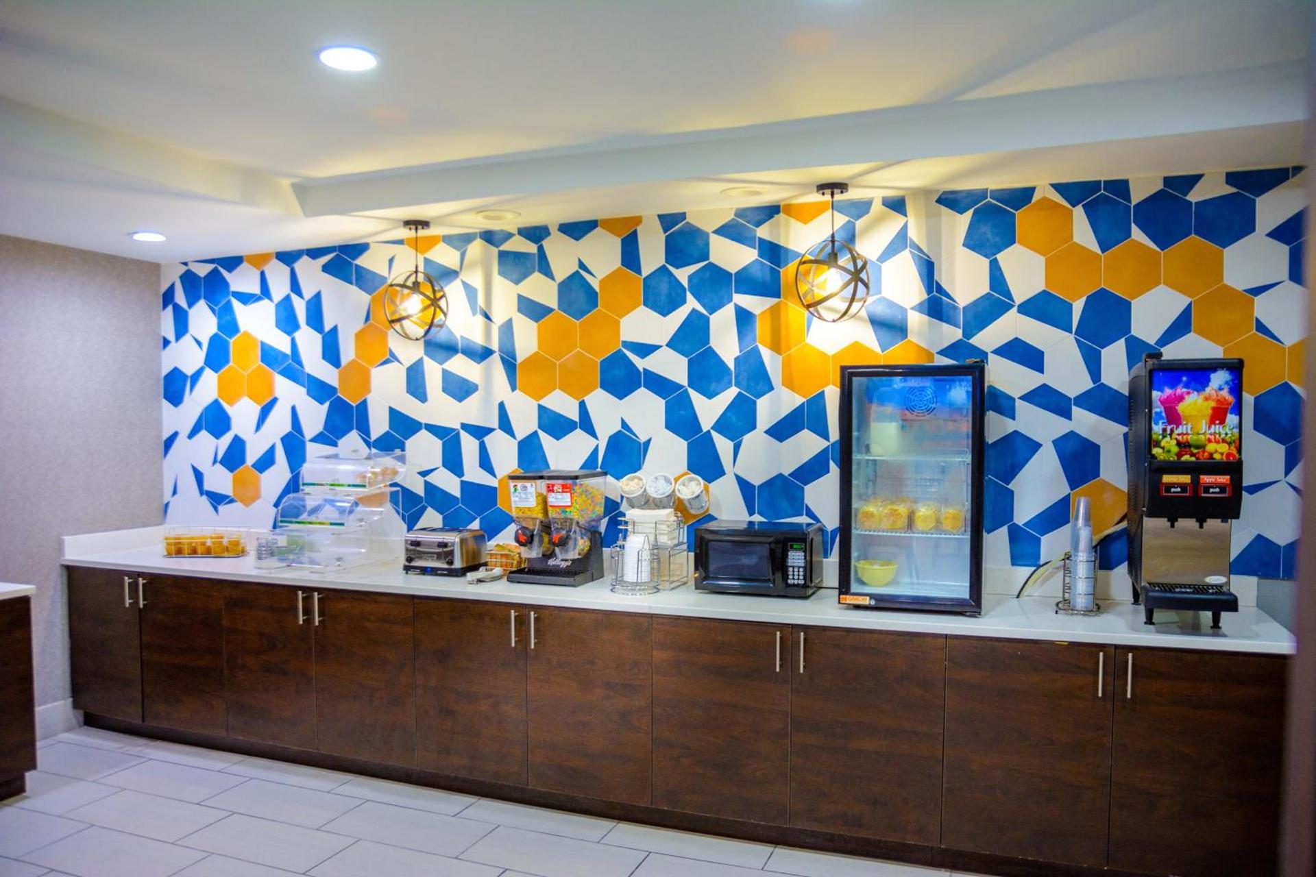 La Quinta Inn & Suites by Wyndham Fayetteville I-95 photo 36
