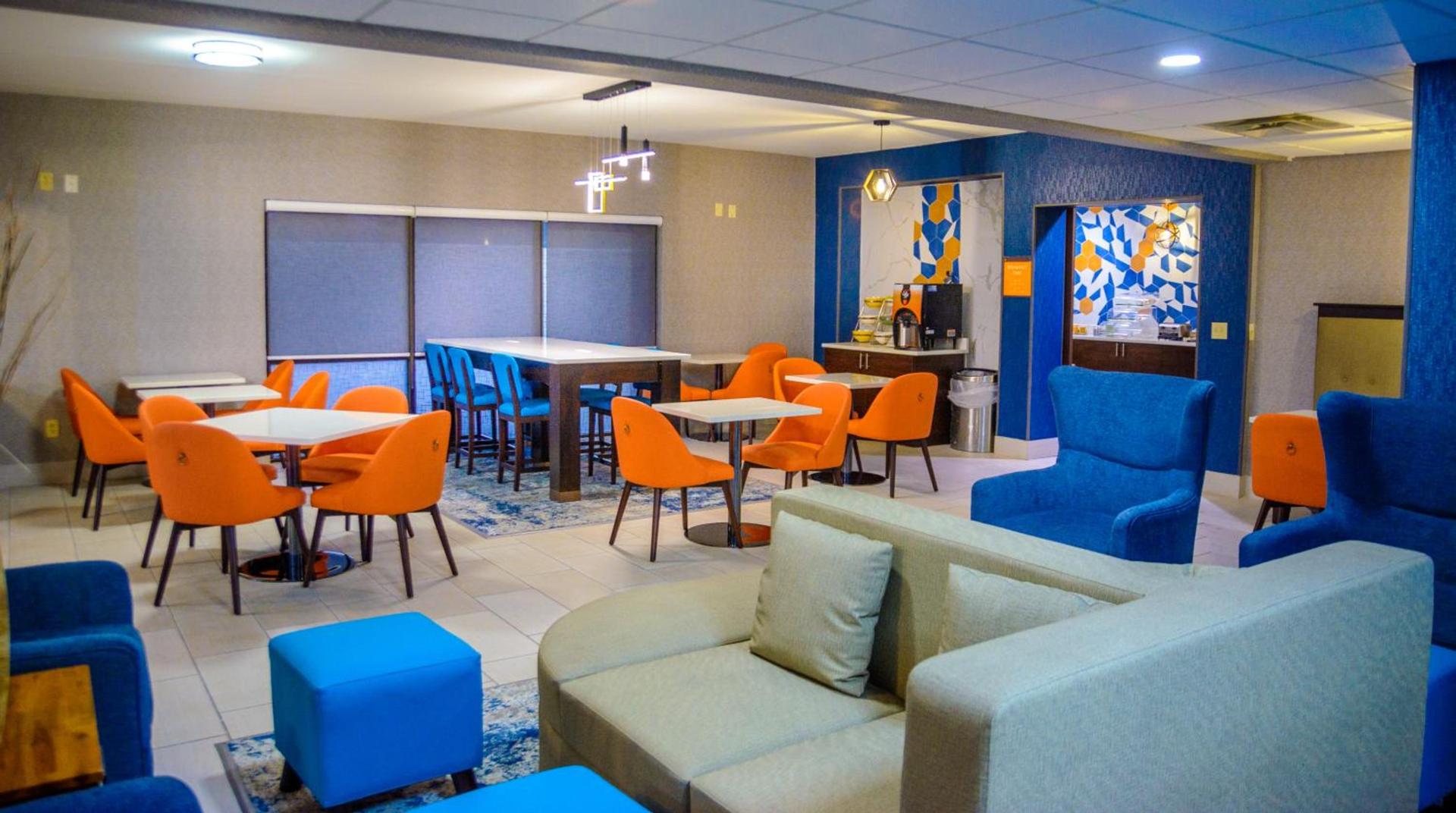 La Quinta Inn & Suites by Wyndham Fayetteville I-95 photo 41