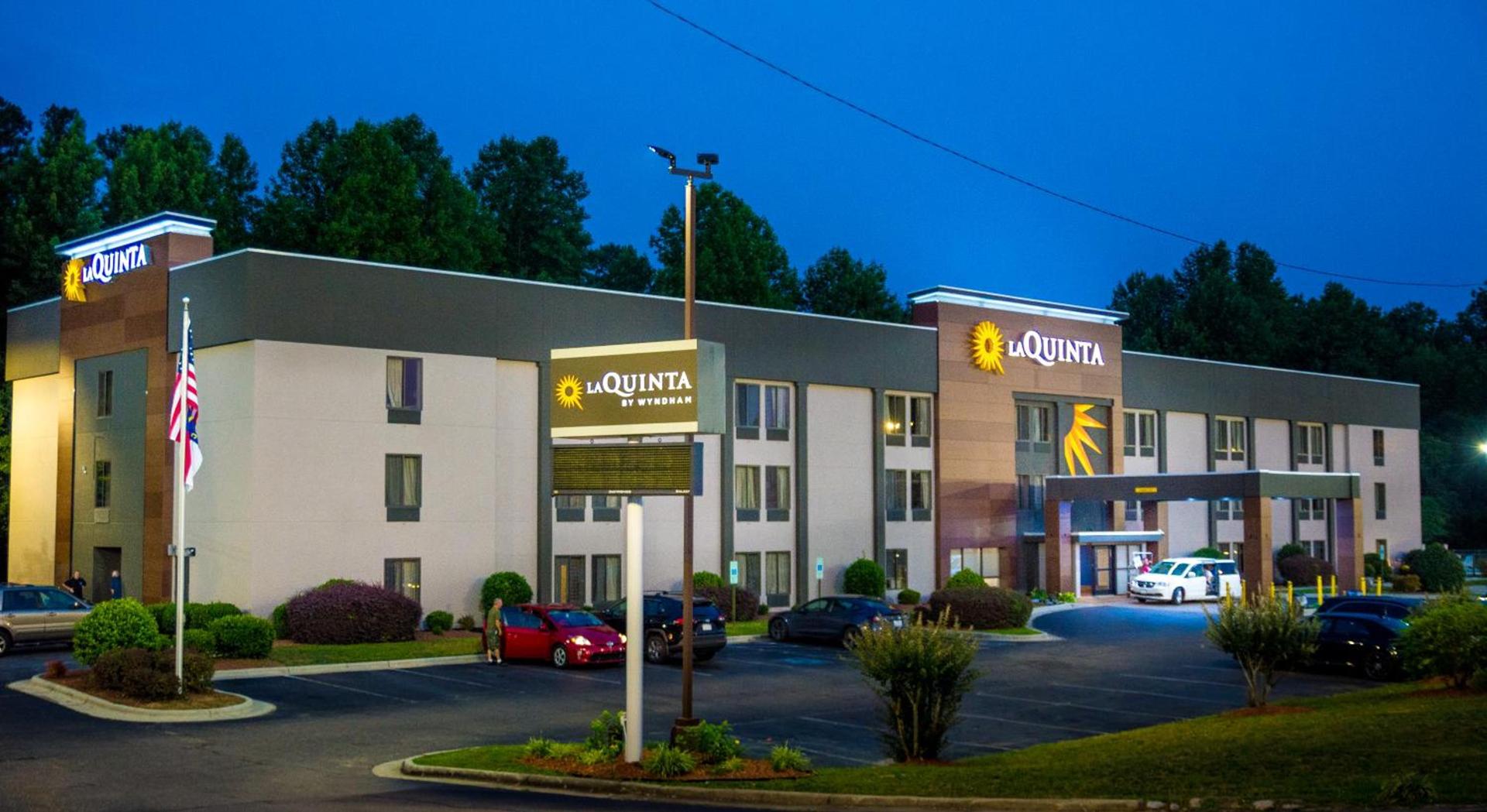 La Quinta Inn & Suites by Wyndham Fayetteville I-95 photo 38