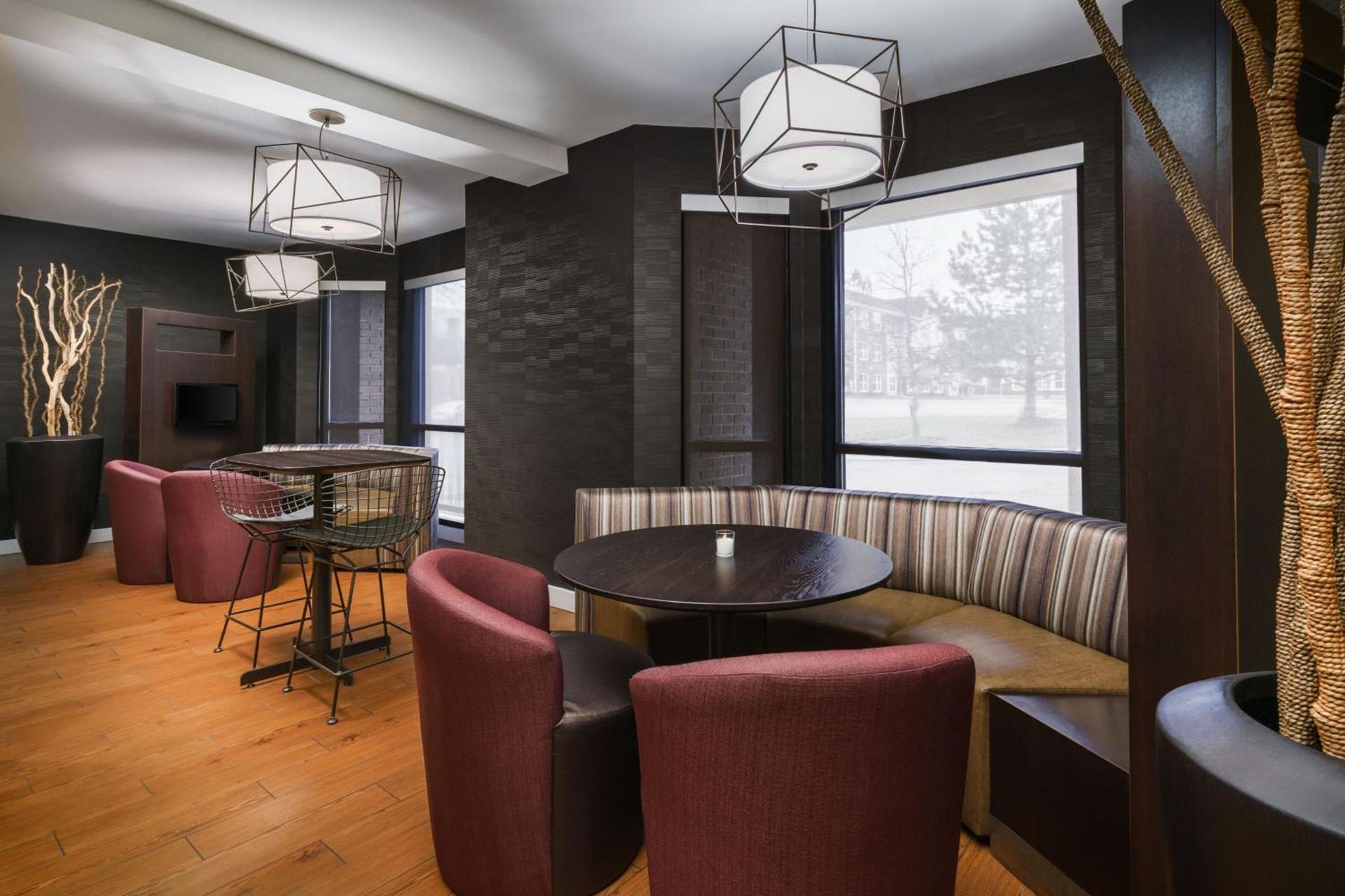 Courtyard by Marriott Chicago Bloomingdale photo 13