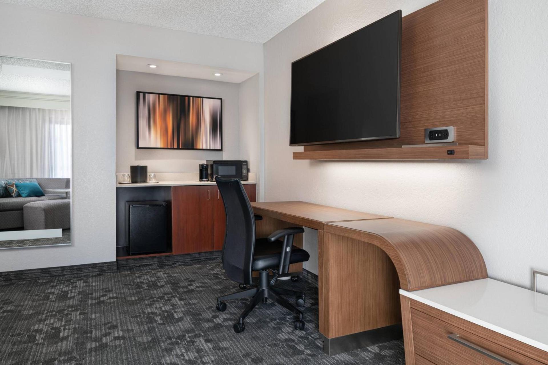 Courtyard by Marriott Las Vegas Convention Center photo 12