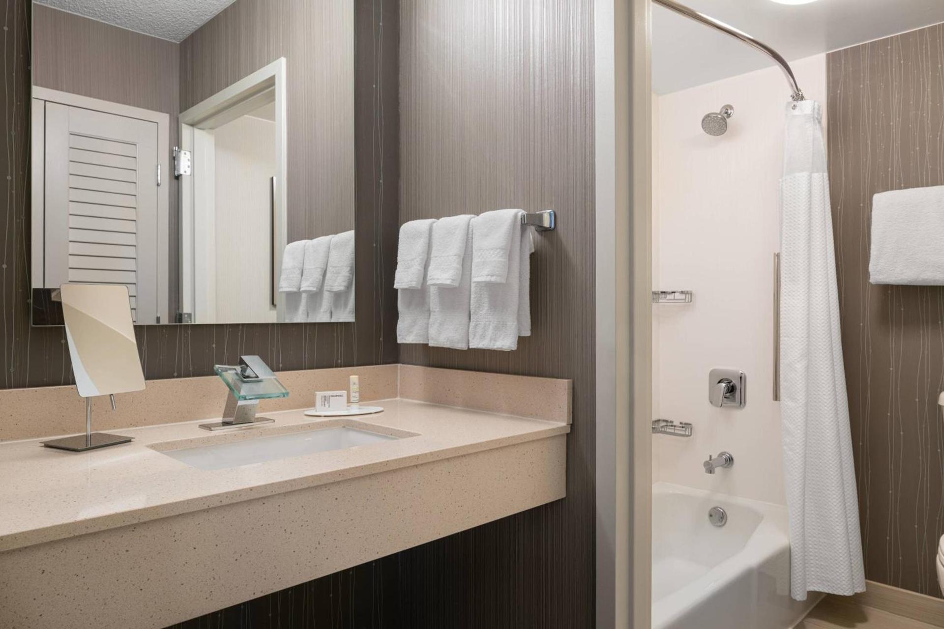 Courtyard by Marriott Las Vegas Convention Center photo 14