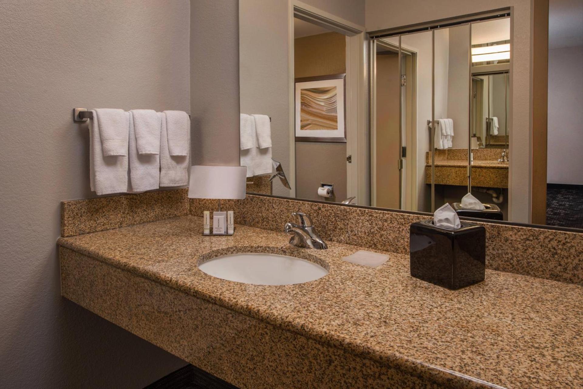 Courtyard by Marriott Dulles Town Center photo 14