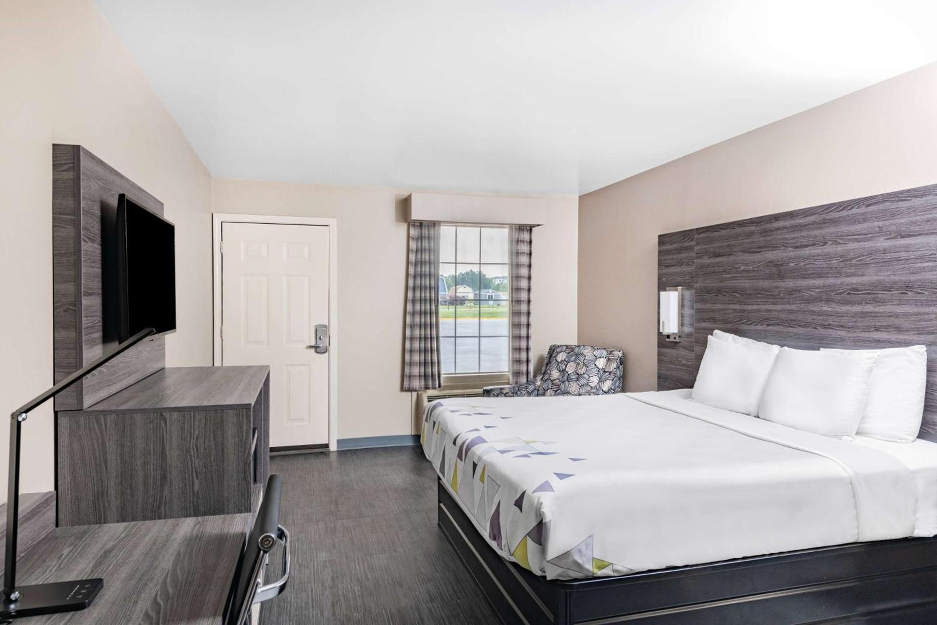 Baymont by Wyndham Commerce GA Near Tanger Outlets Mall photo 12