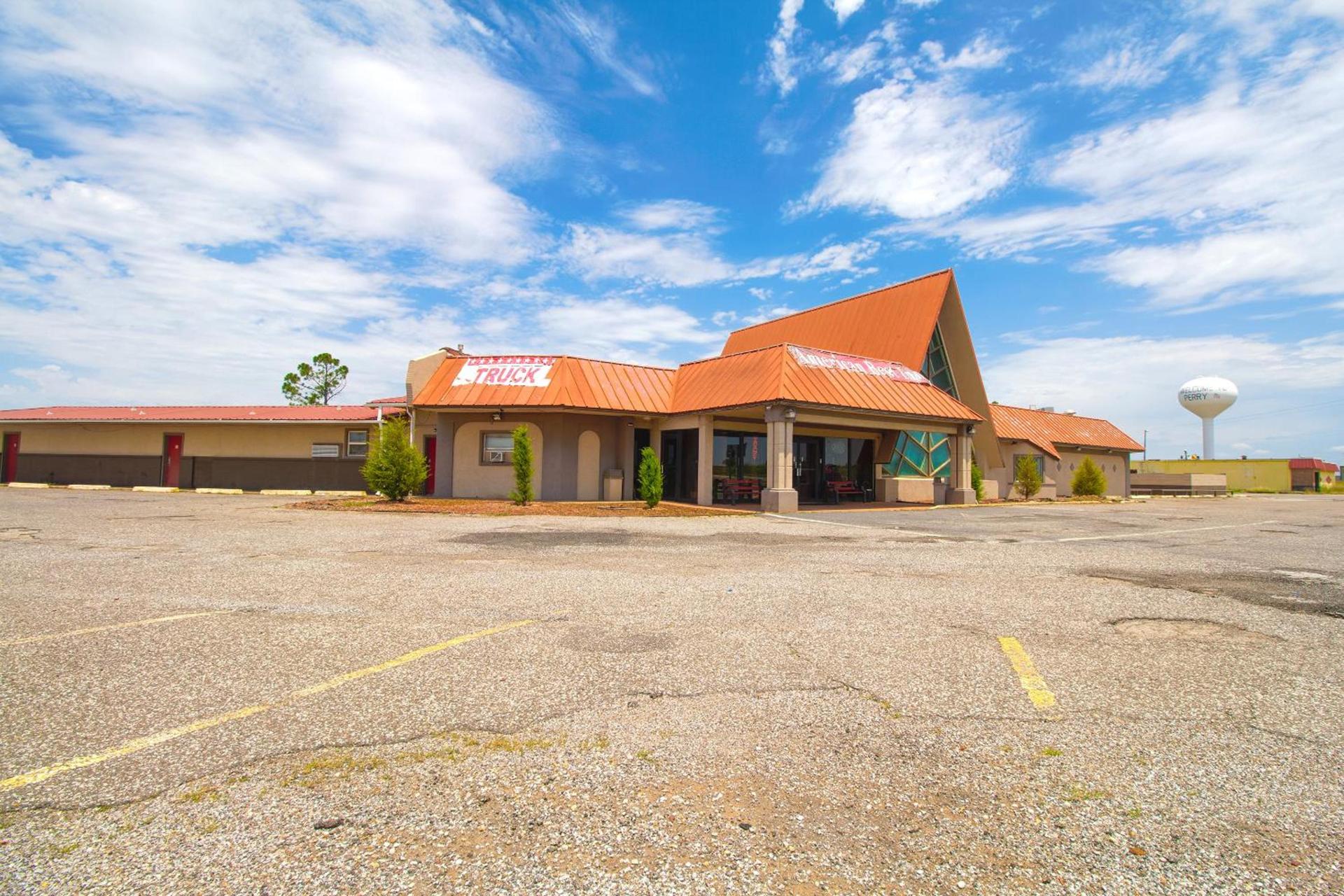 American Best Inn By OYO I-35 Perry near Lake McMurtry — hotel in Perry