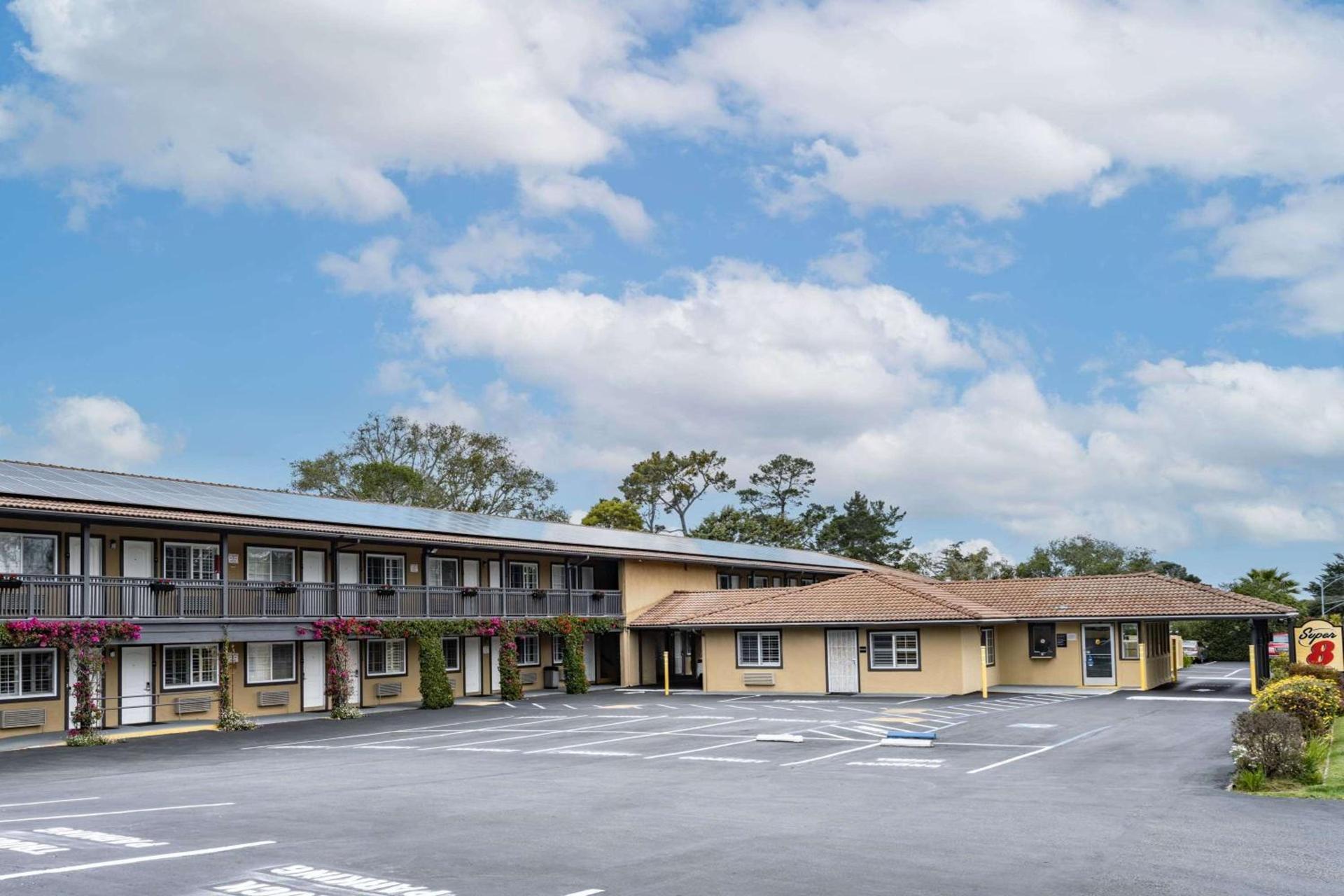 Aura Inn Monterey photo 1