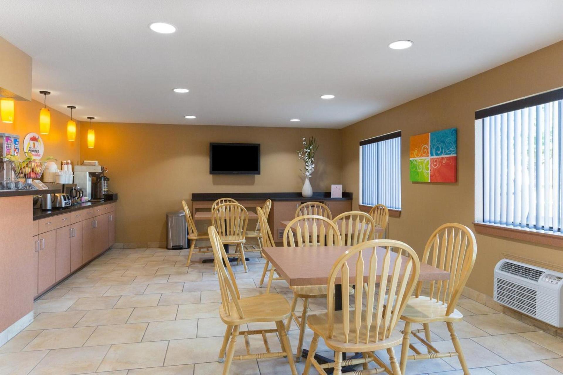 Super 8 by Wyndham Radcliff Ft. Knox Area photo 23