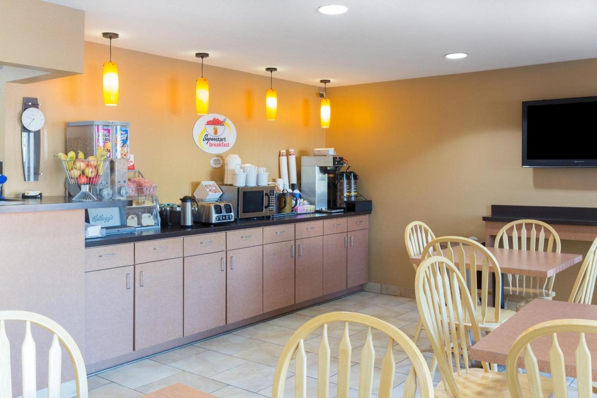 Super 8 by Wyndham Radcliff Ft. Knox Area photo 24
