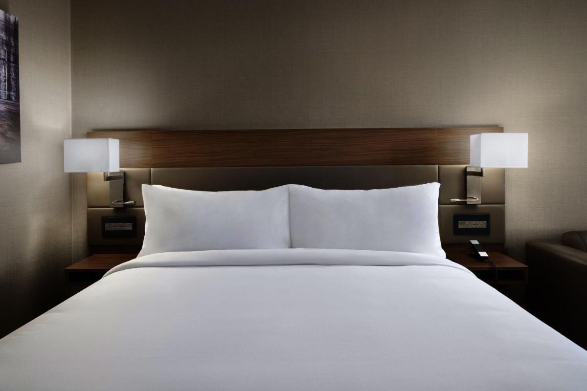 AC Hotel by Marriott Lansing University Area photo 24