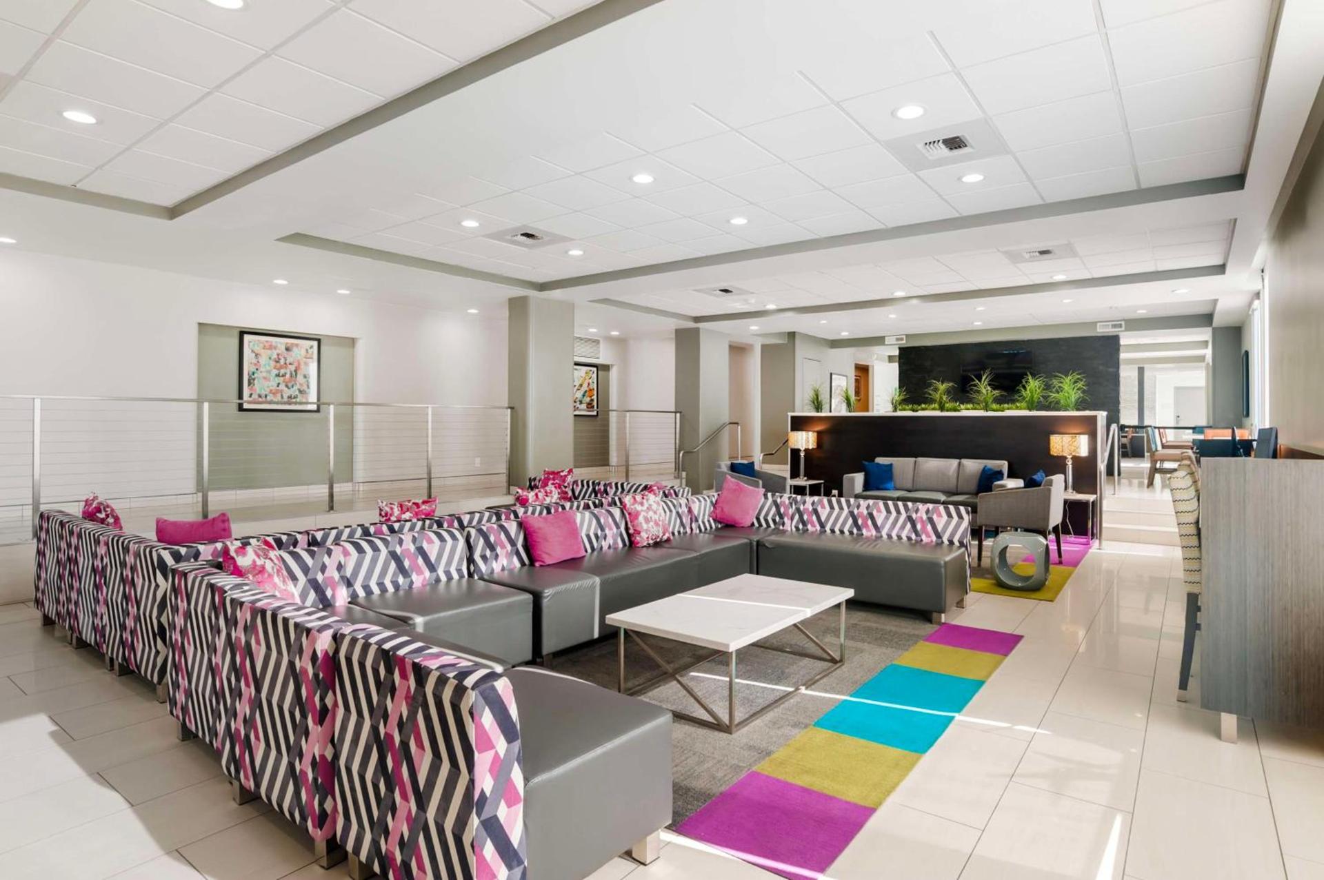 Best Western Plus Commerce Hotel photo 2